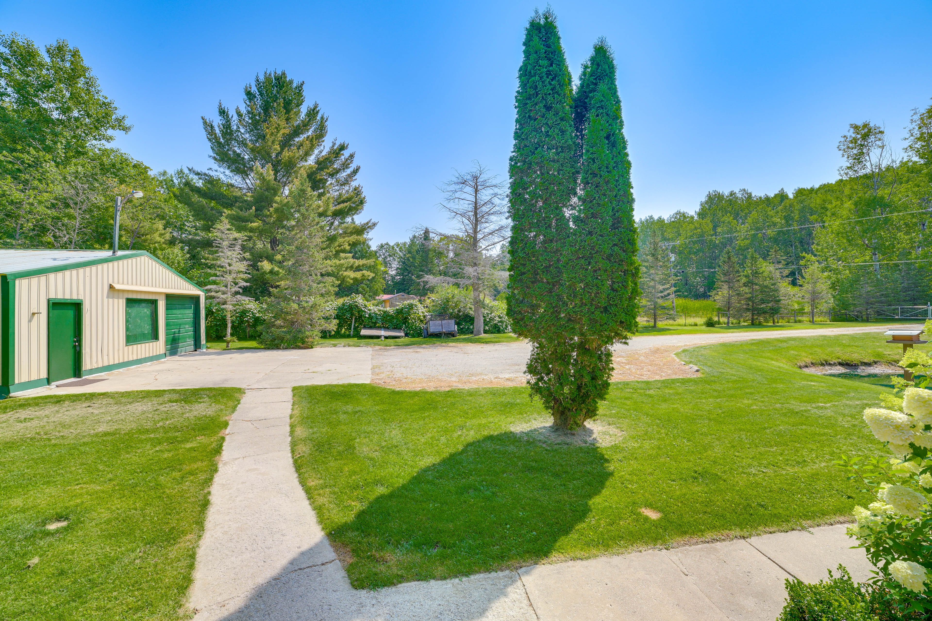 Parking | Driveway (4 Vehicles) | Garage (Upon Request)