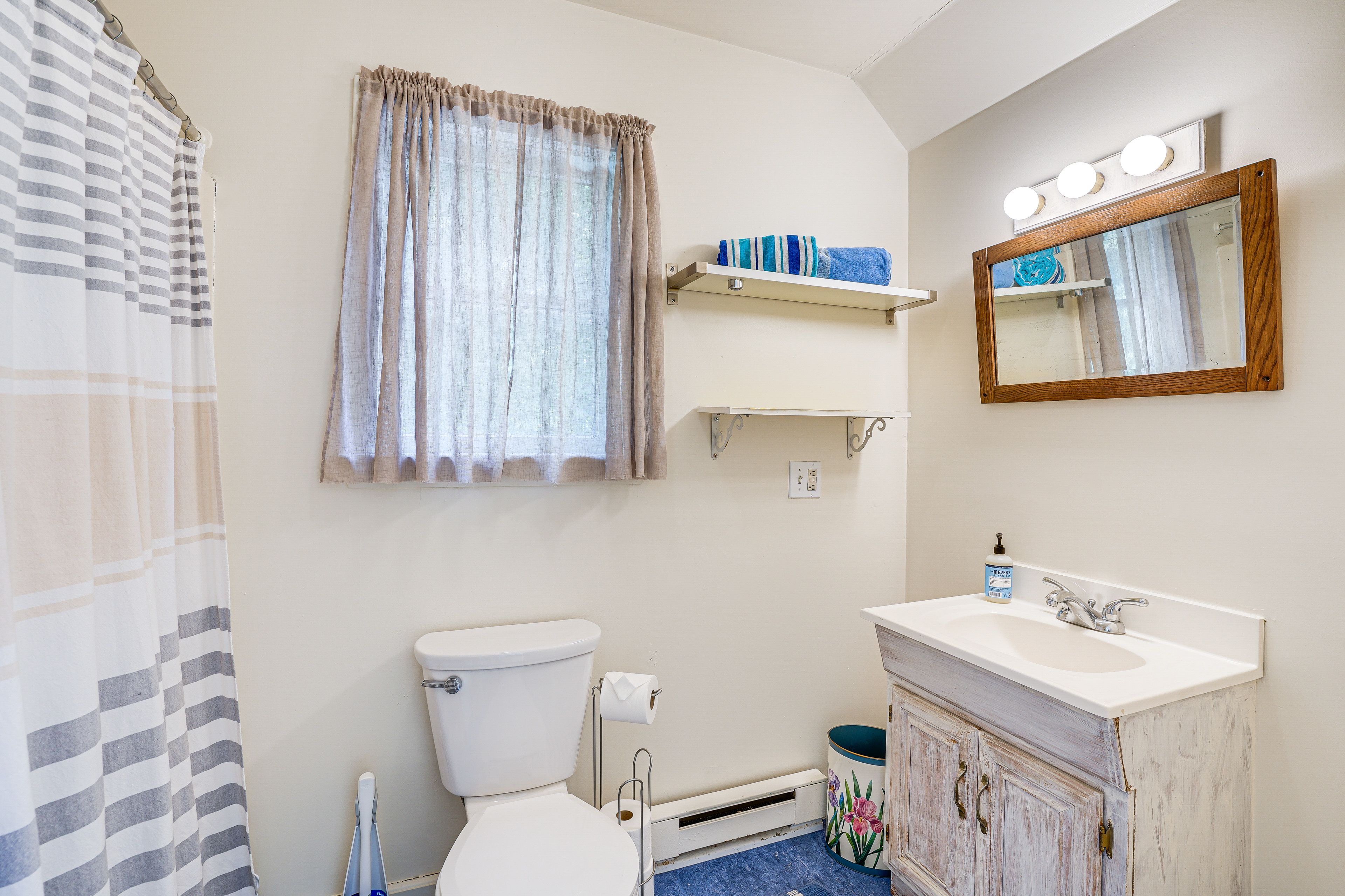 Full Bathroom | Complimentary Toiletries | Hair Dryer | Towels Provided