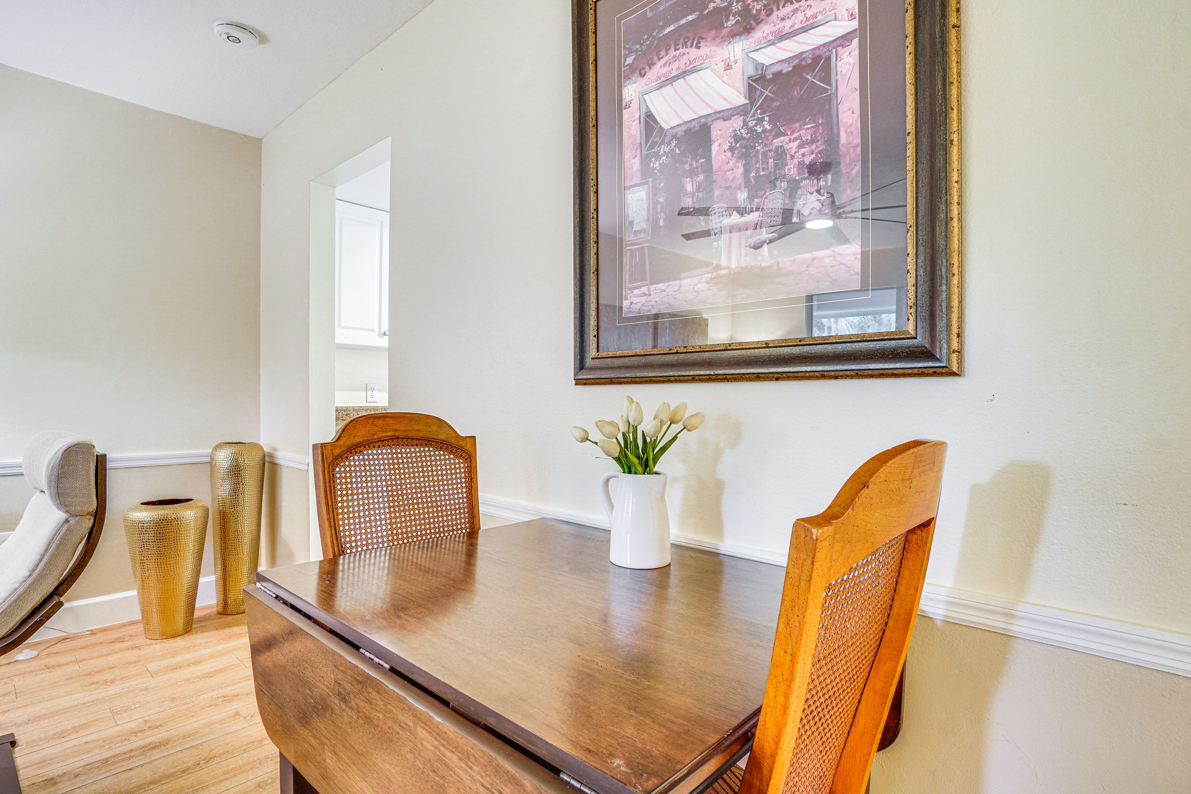 Dining Area | Dishware/Flatware Provided
