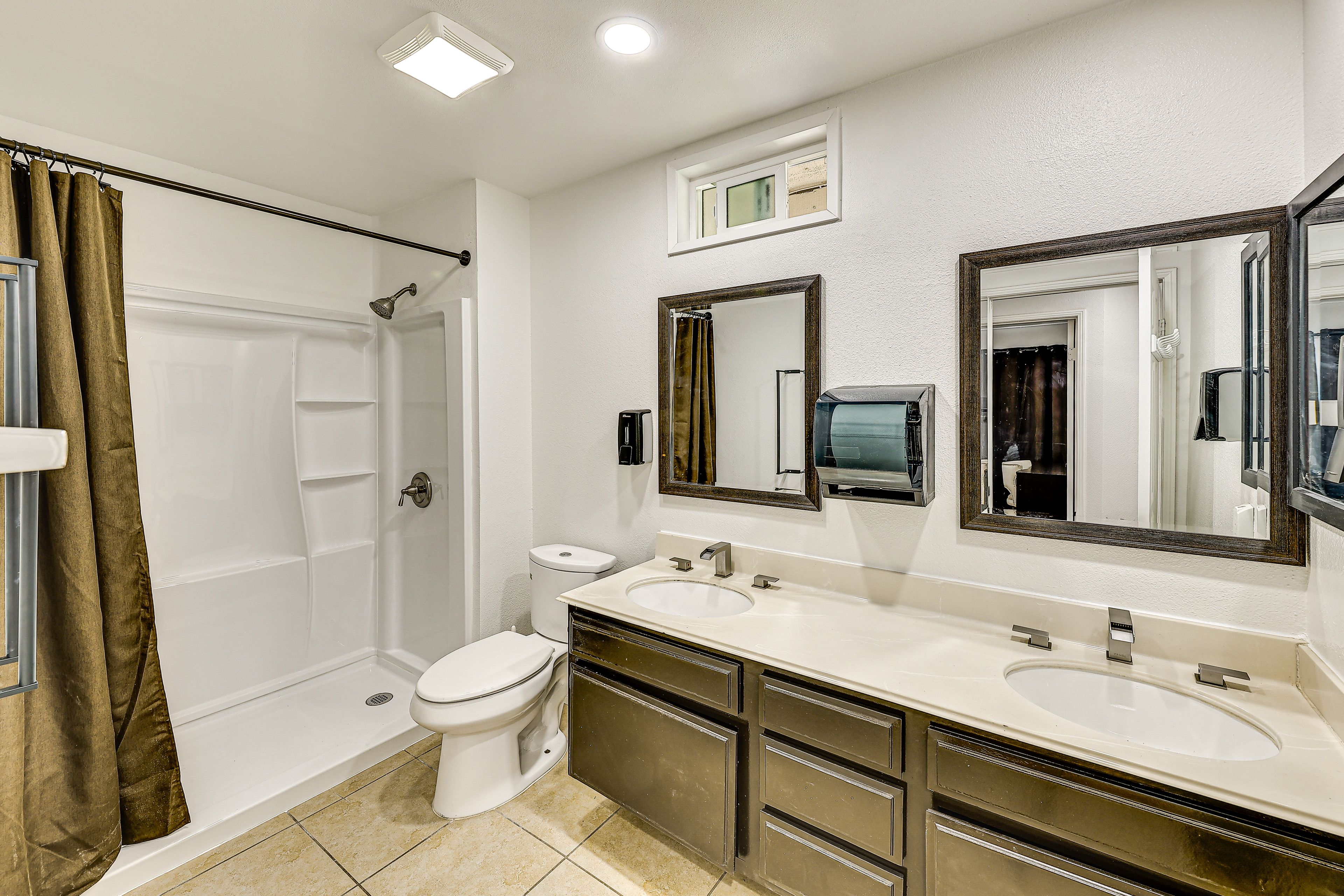 Full Bathroom | 2nd Floor