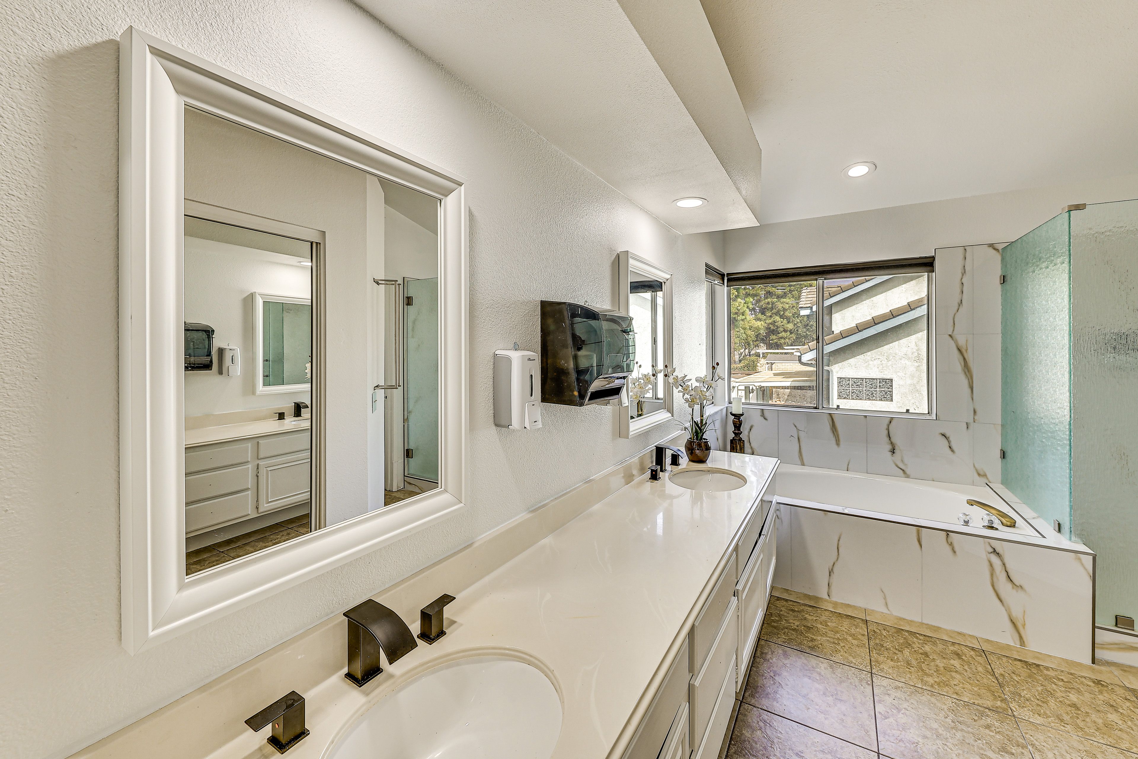 Full Bathroom | Towels Provided | 2nd Floor