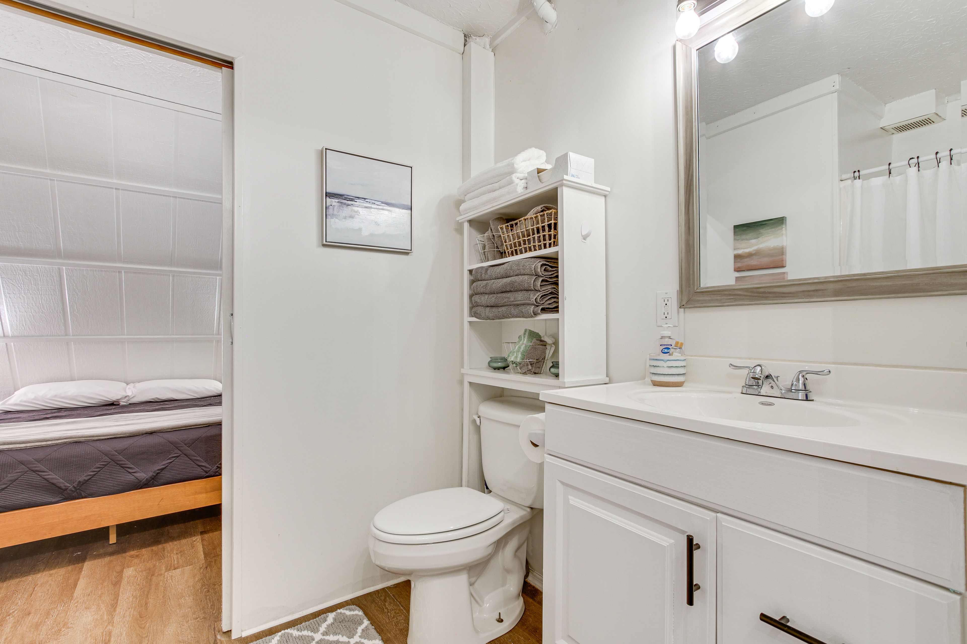 Full Bathroom | 1st Floor | Towels Provided