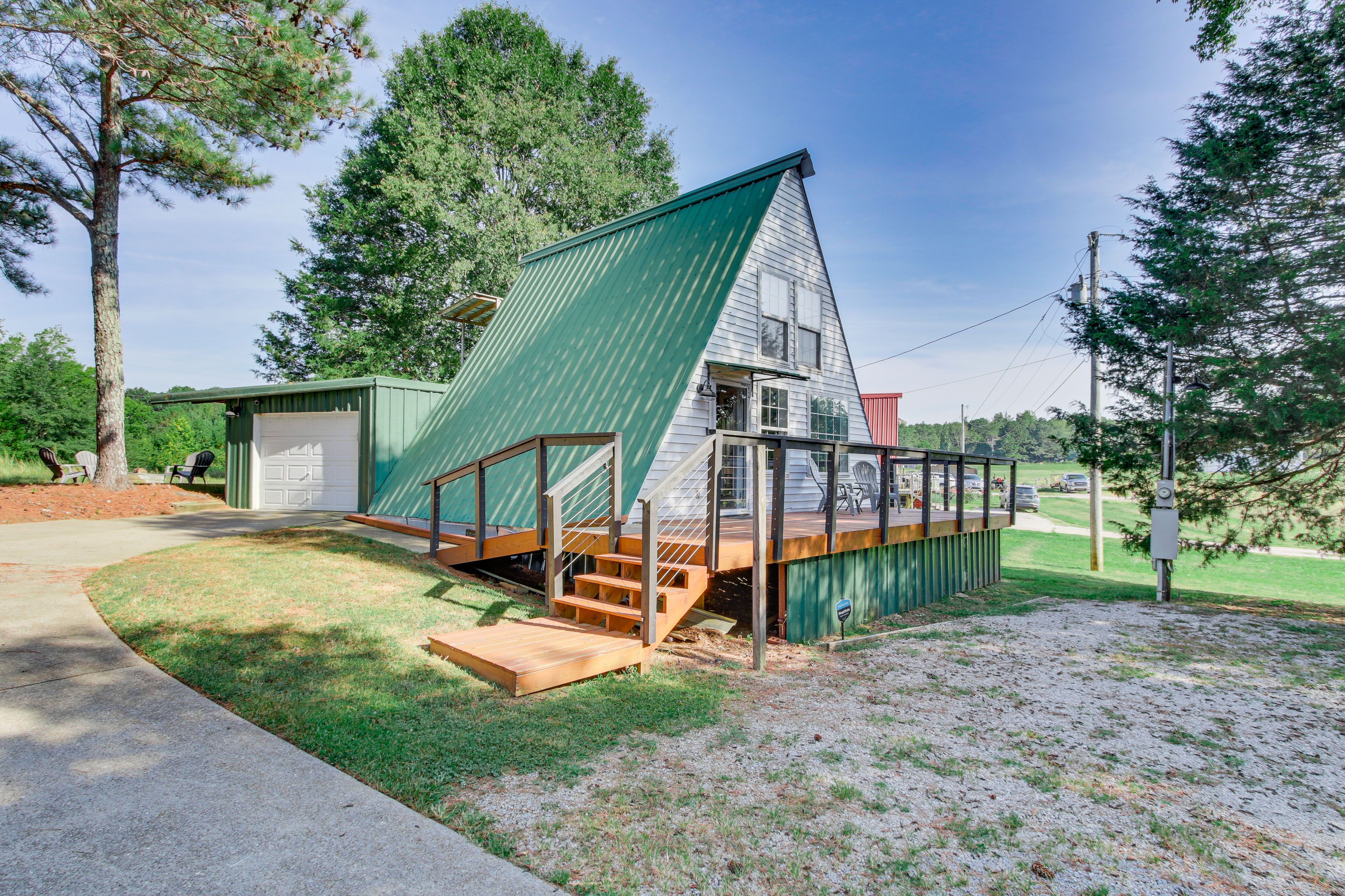 Florence Vacation Rental | 2BR | 2BA | 810 Sq Ft | Small Step for Entry
