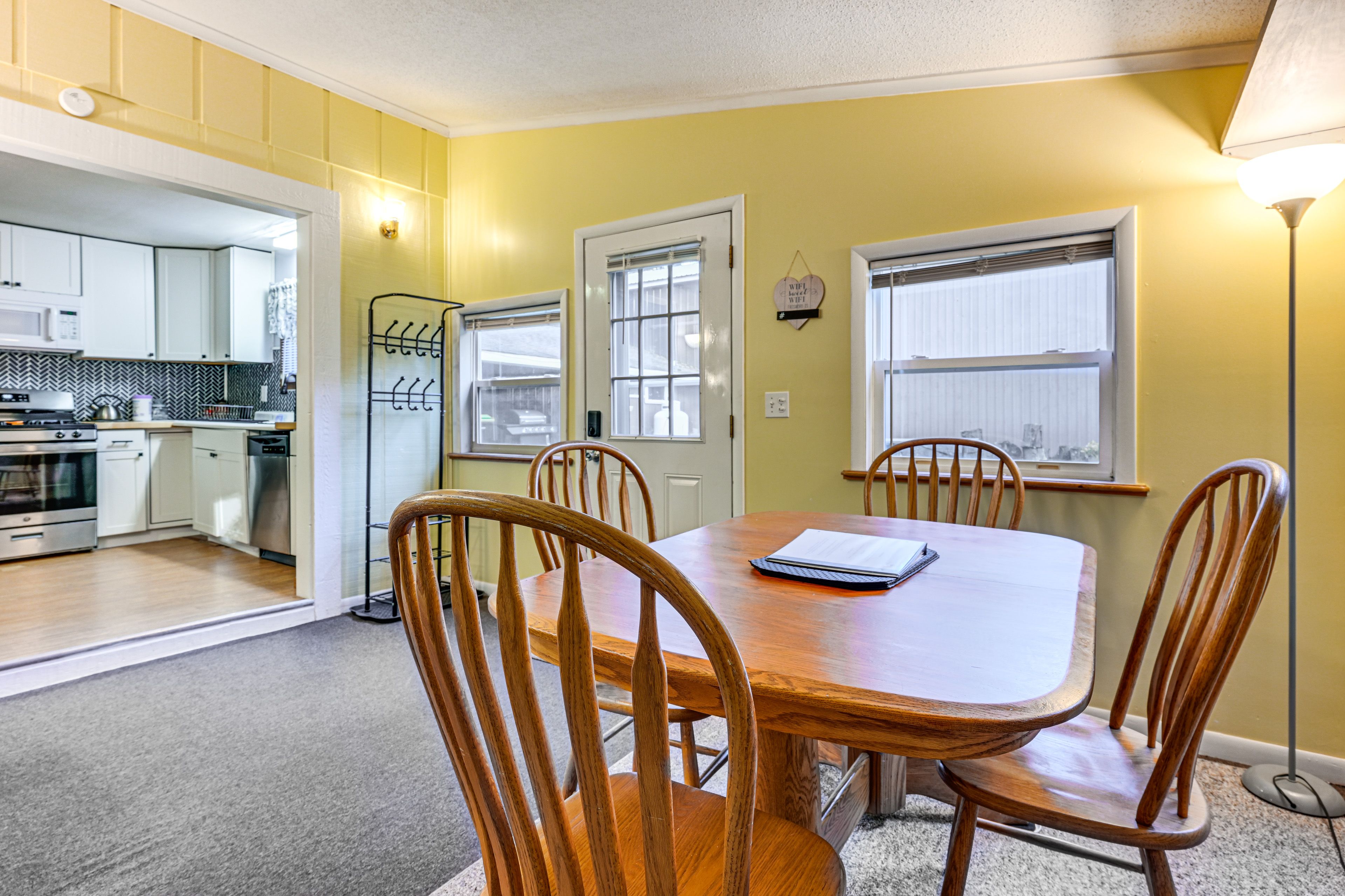 Dining Area | Dishware/Flatware Provided | 1st Floor