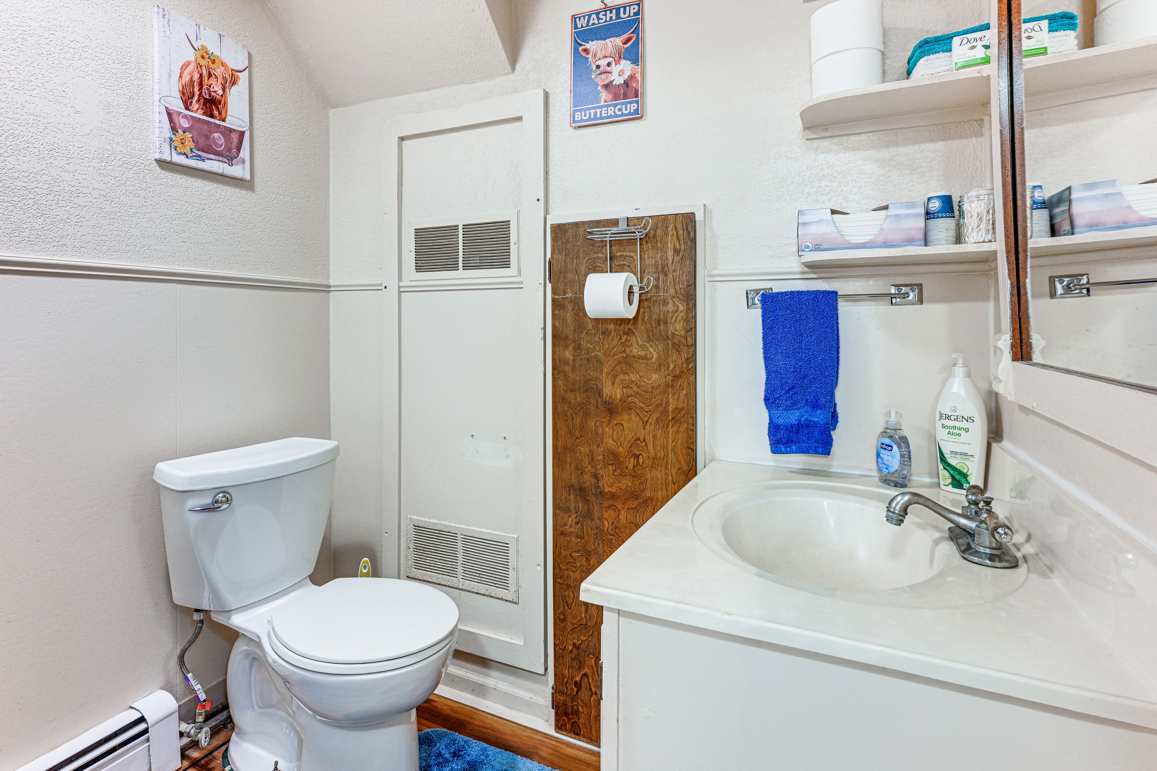 Bathroom | Complimentary Toiletries | Towels Provided | 1st Floor