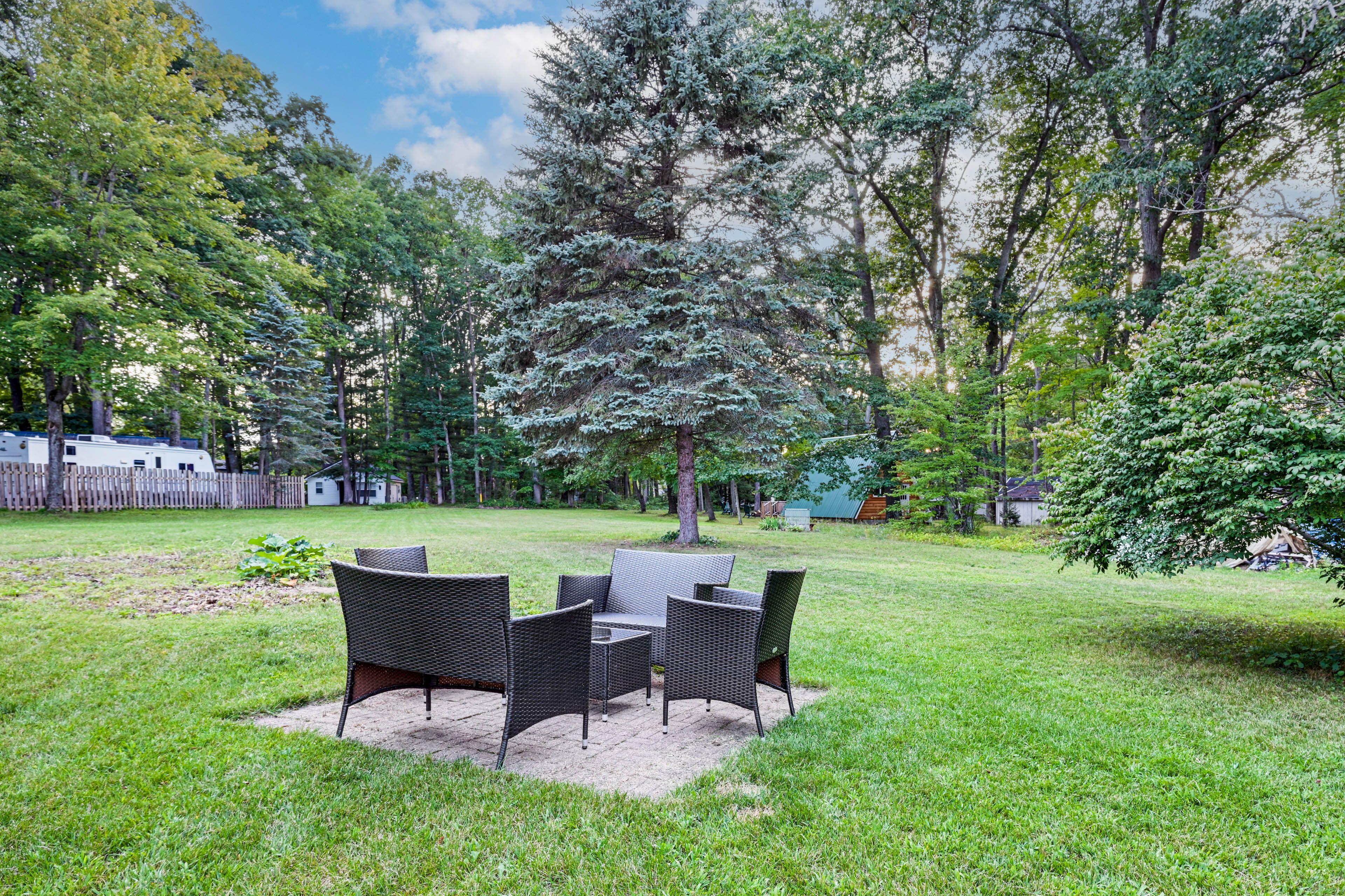 Backyard | Outdoor Dining Area