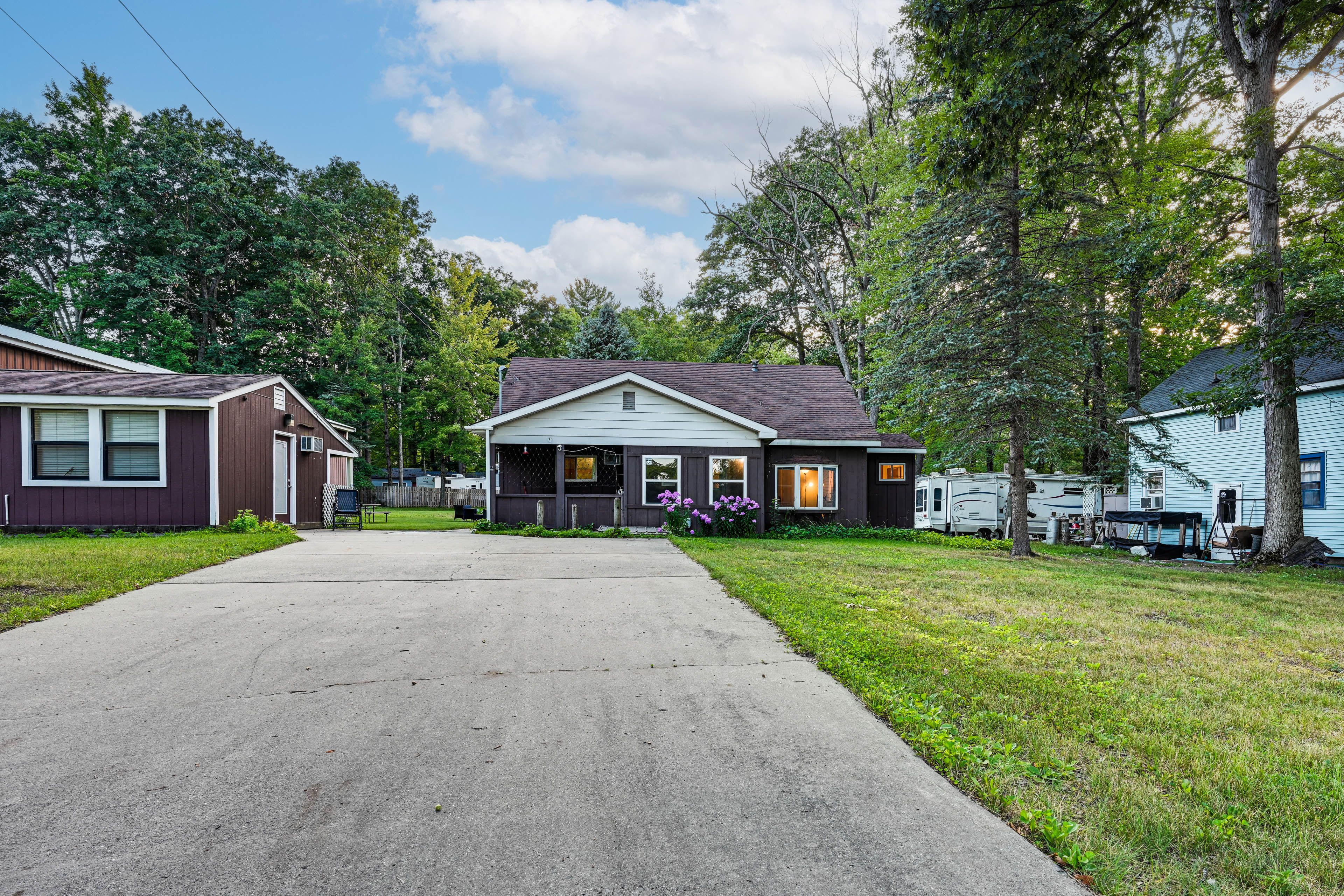 Exterior | Driveway (4 Vehicles) | Trailer Parking | Free Street Parking