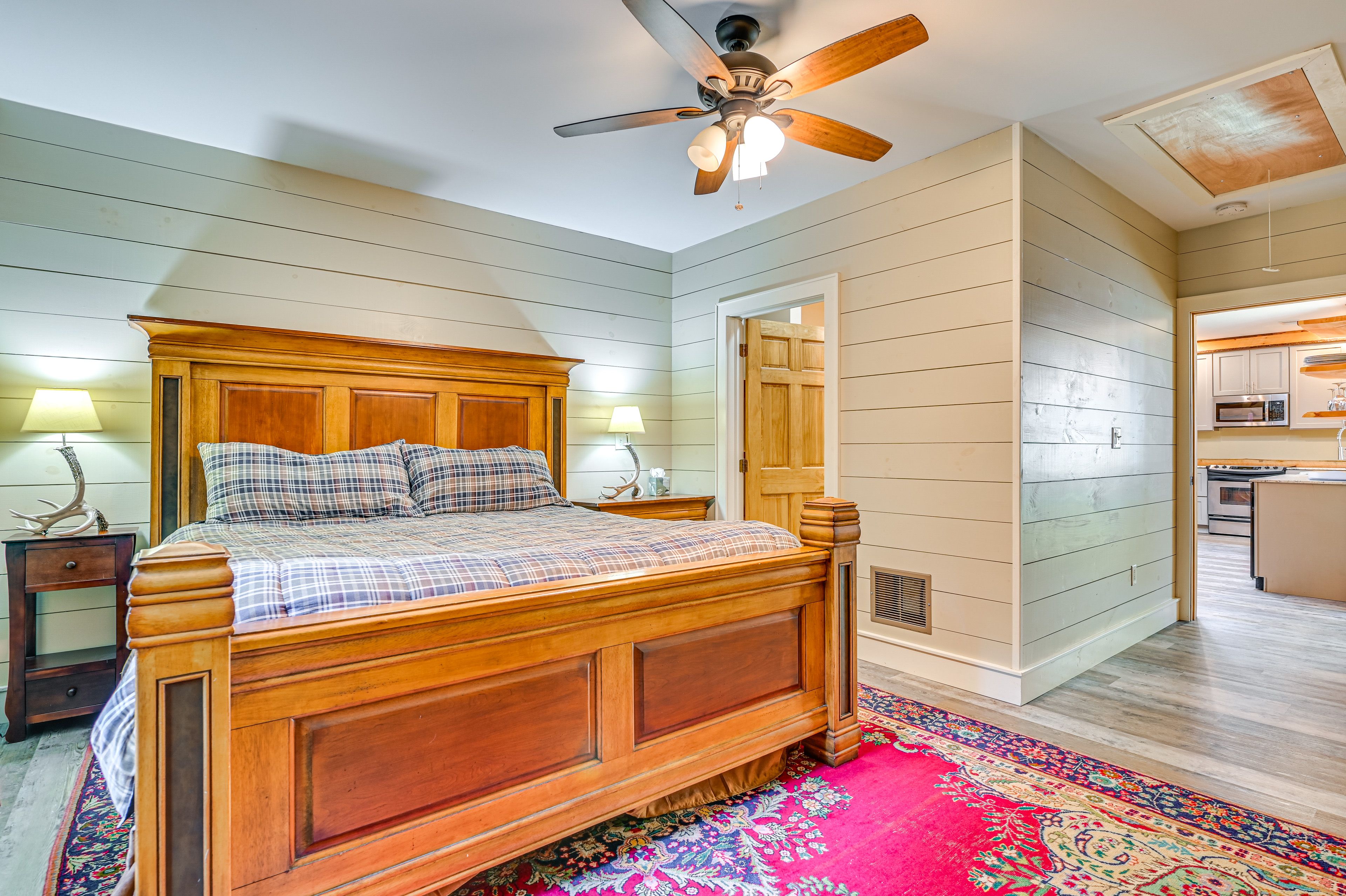 Bedroom 1 | King Bed | Smart TV | En-Suite Bathroom