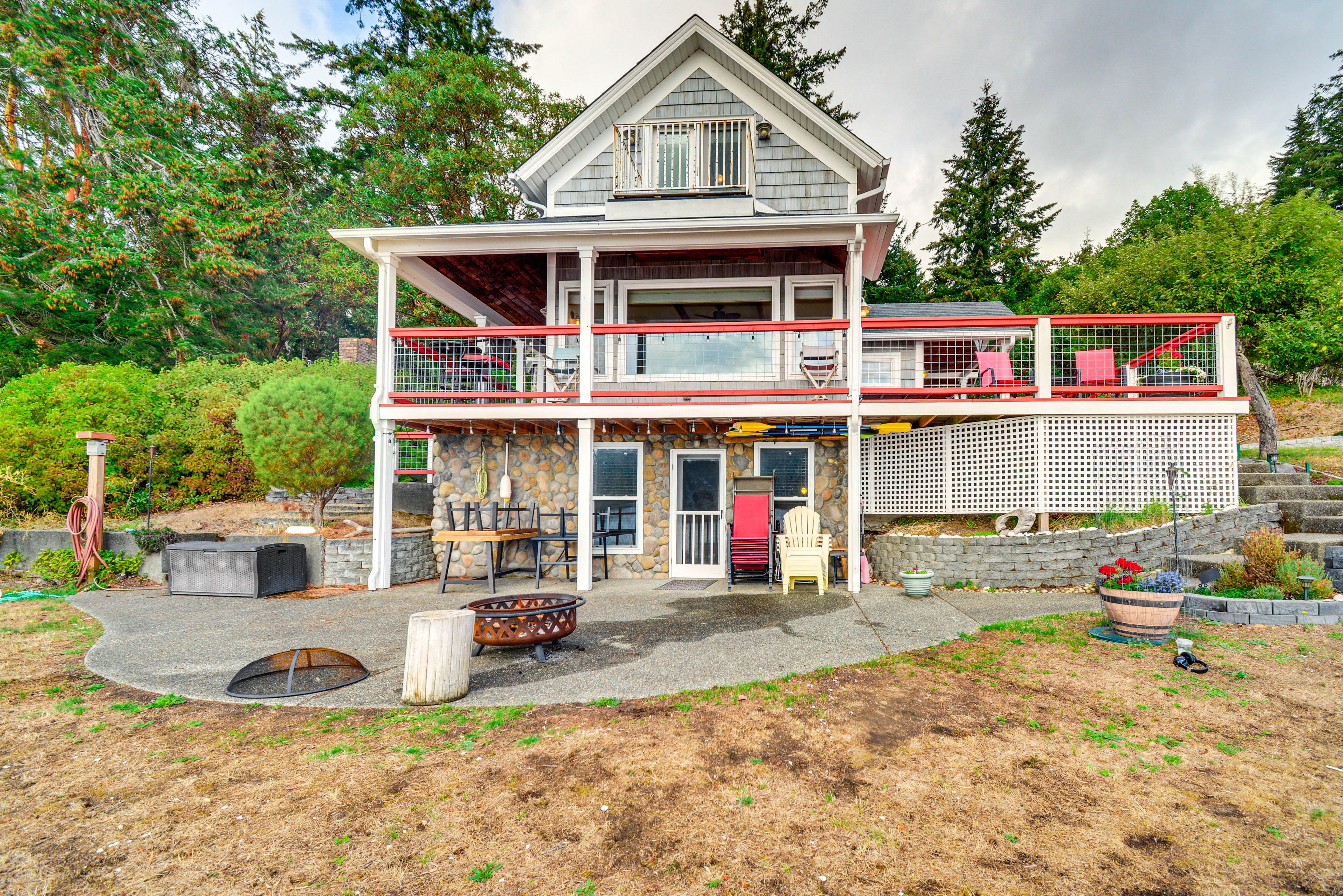 House Exterior | Patio | Fire Pit