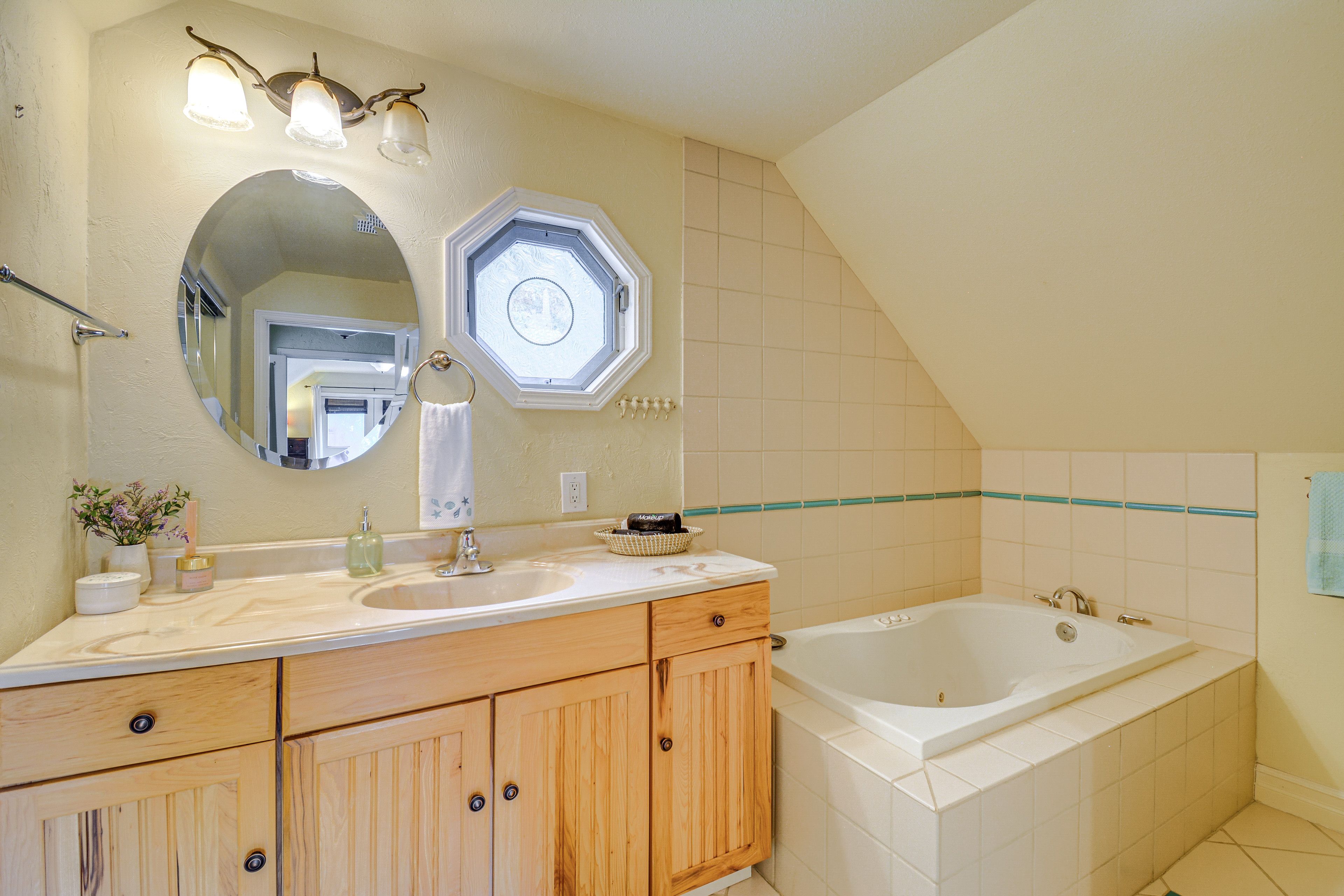 Full Bathroom | Jetted Tub | Complimentary Toiletries | 2nd Floor