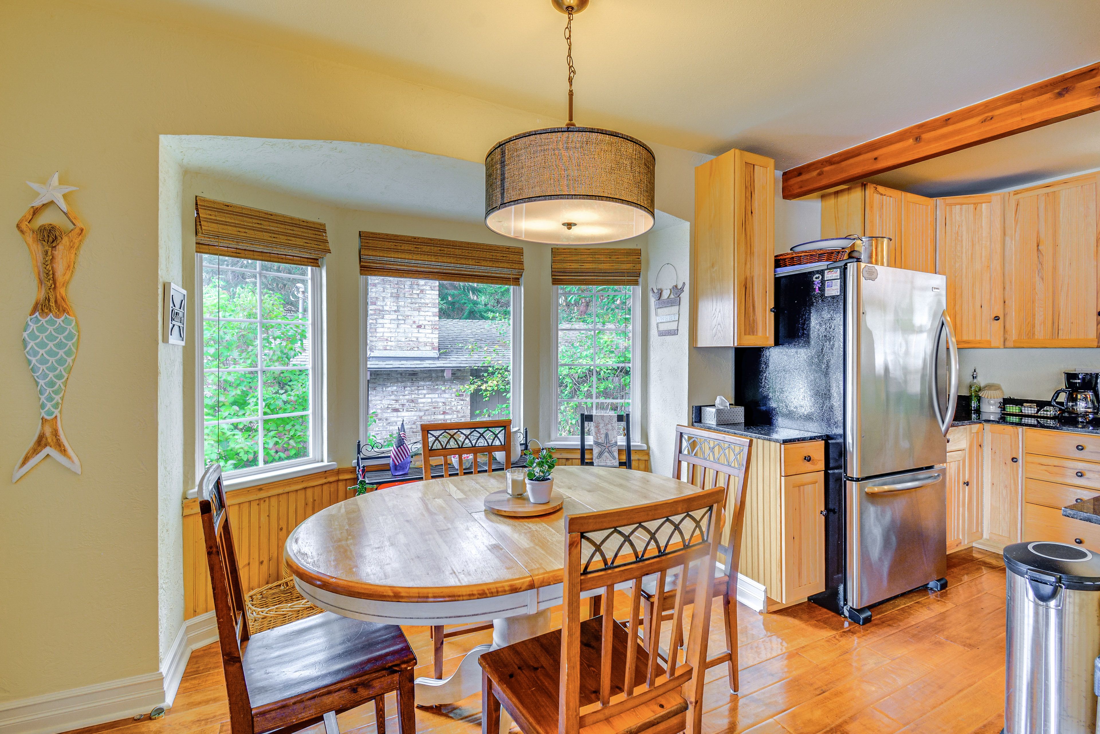 Dining Area | Dishware/Flatware | Breakfast Bar | 1st Floor