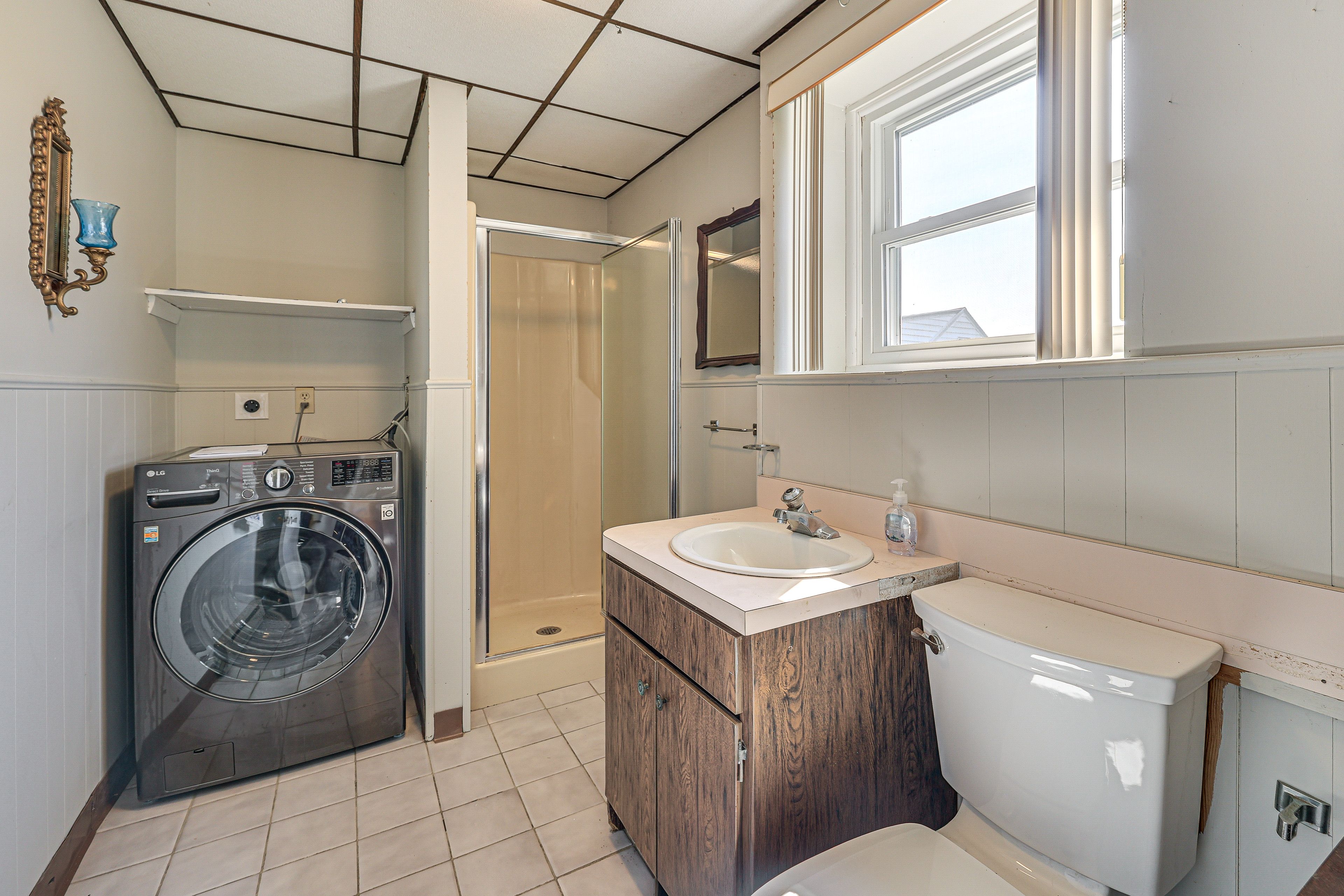Full Bathroom | Washer/Dryer | 1st Floor