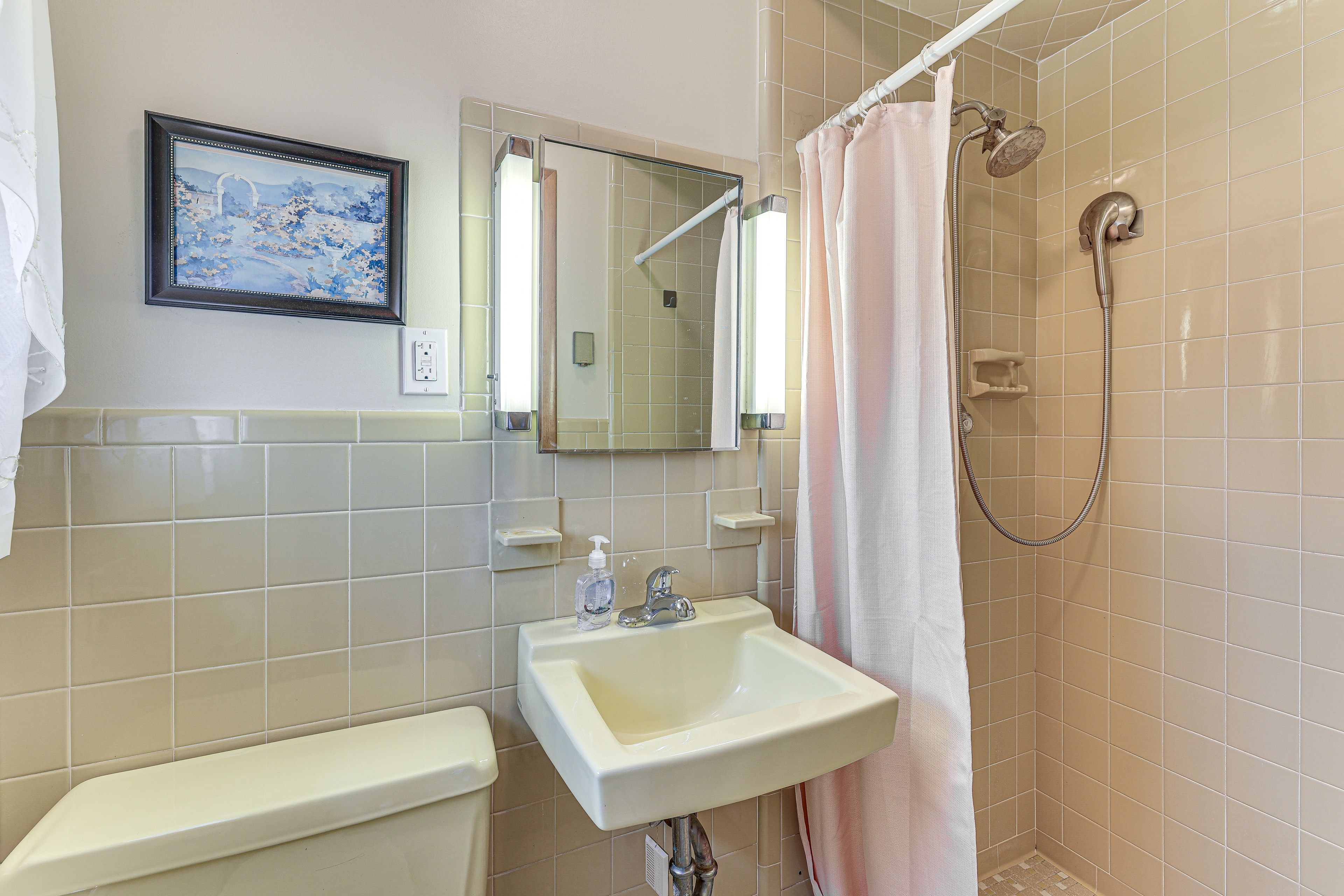 Full Bathroom | 2nd Floor