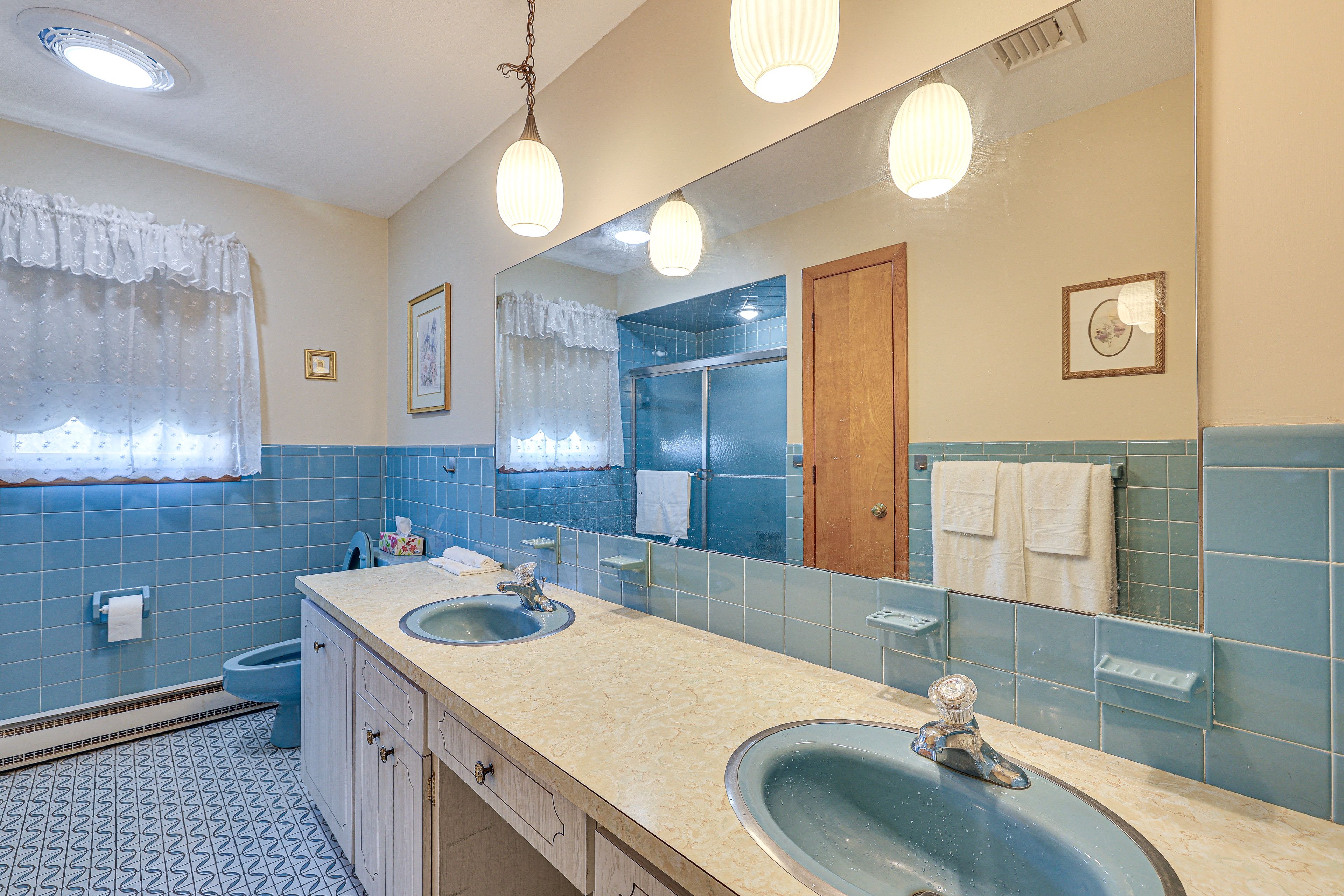 Full Bathroom | 2nd Floor