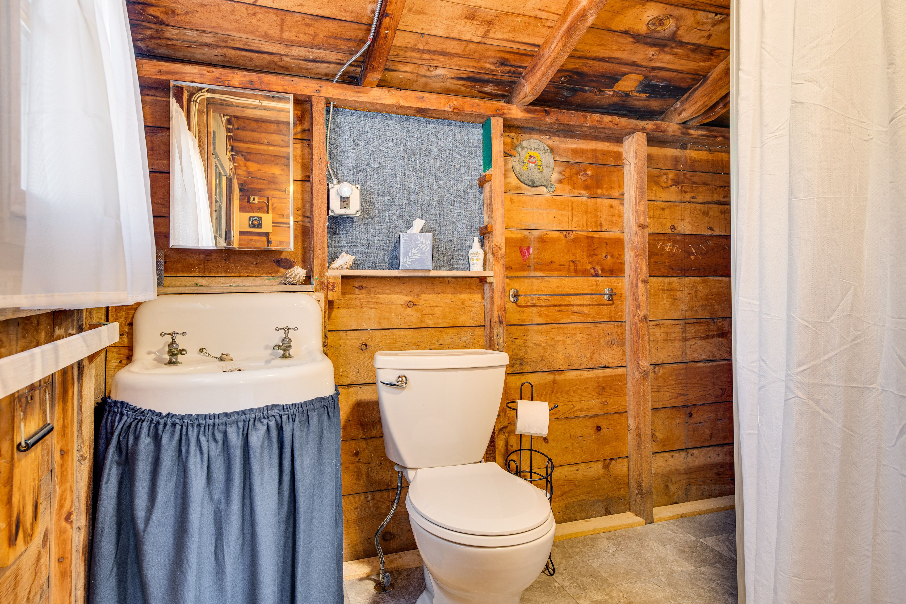 Full Bathroom | Towels Provided | Hair Dryer