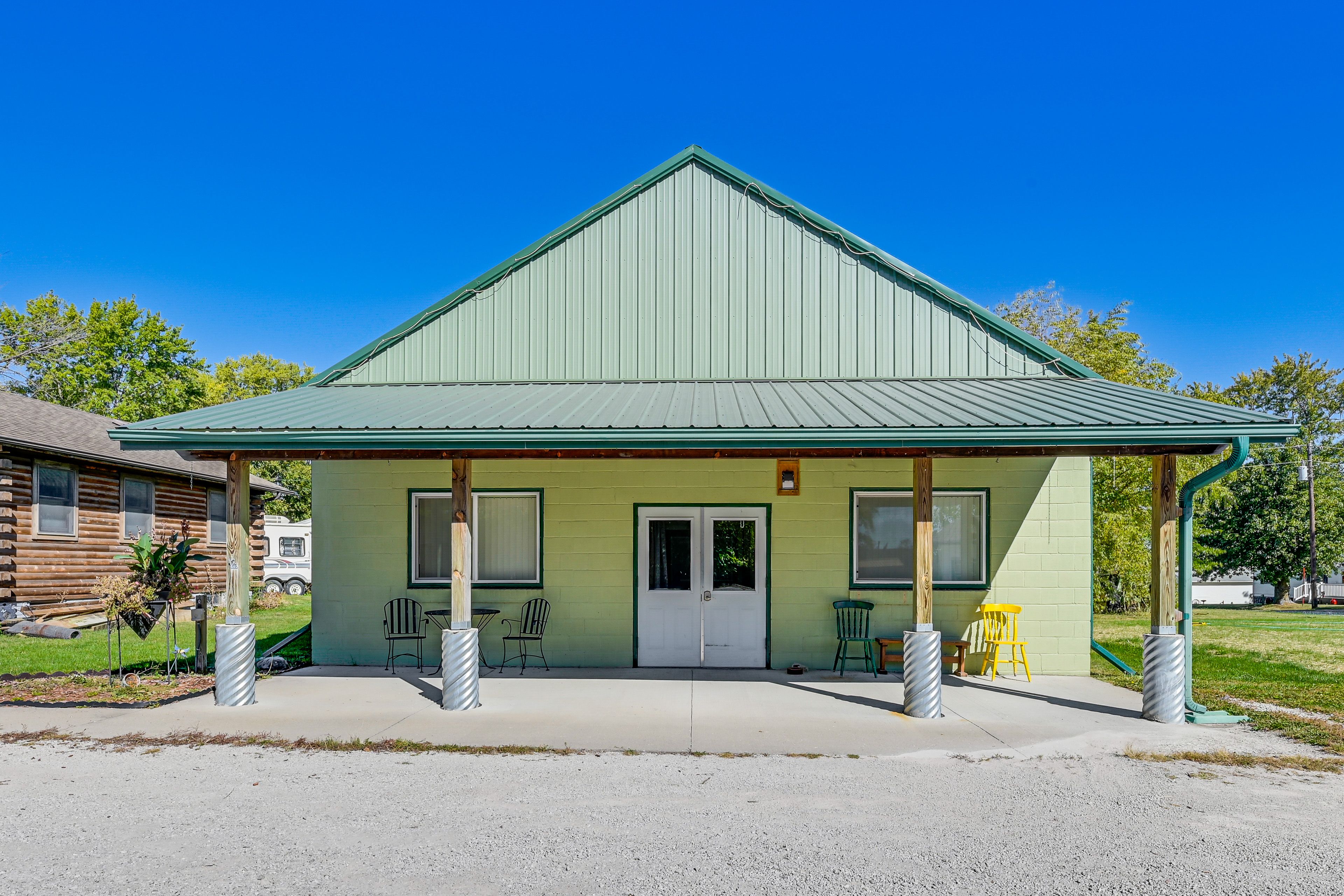 Ellston Vacation Rental | 2BR | 1 BA | 870 Sq Ft | Step-Free Access