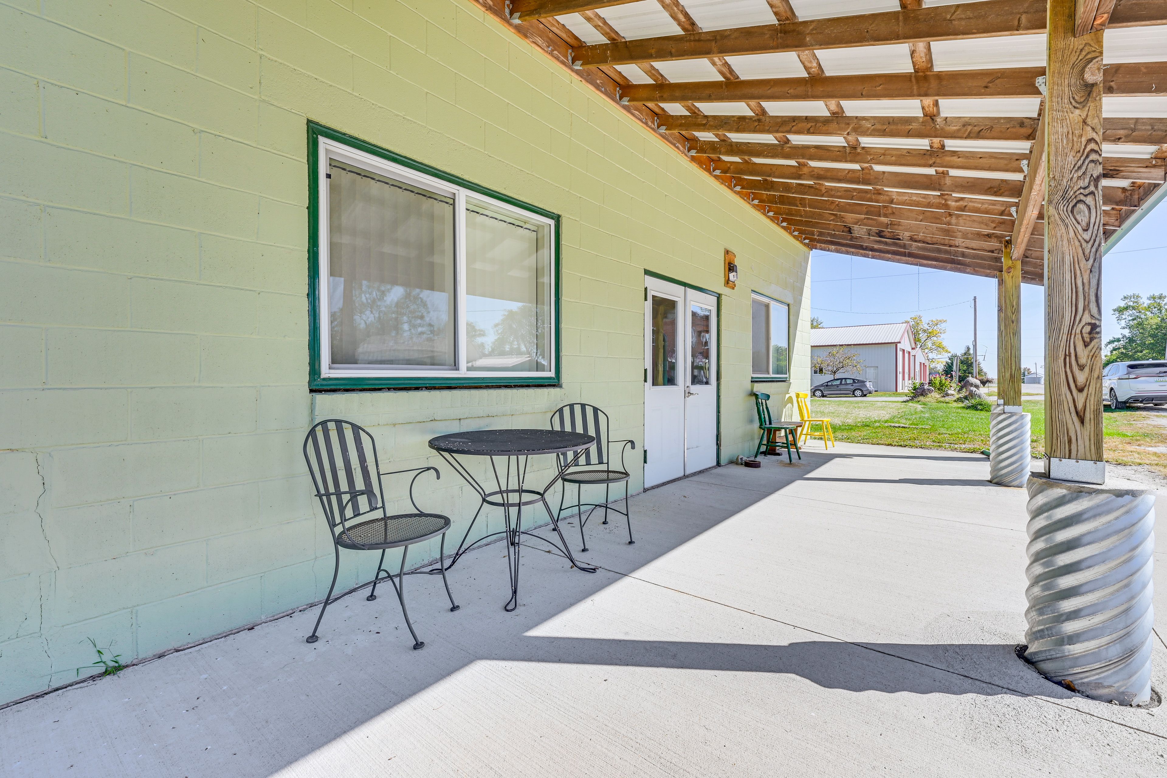 Covered Patio | Gas Grill