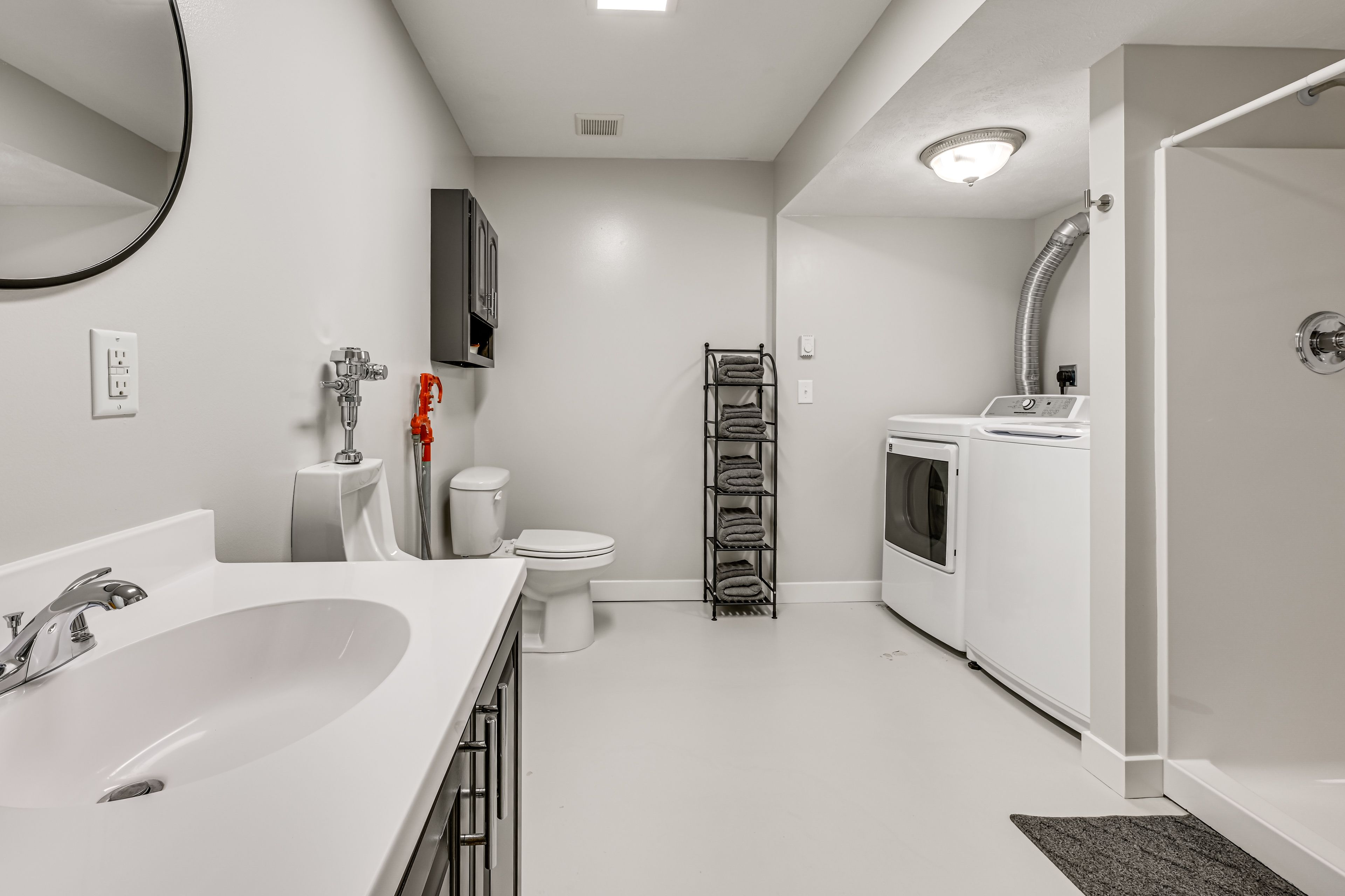 Full Bathroom | Towels Provided | Washer & Dryer
