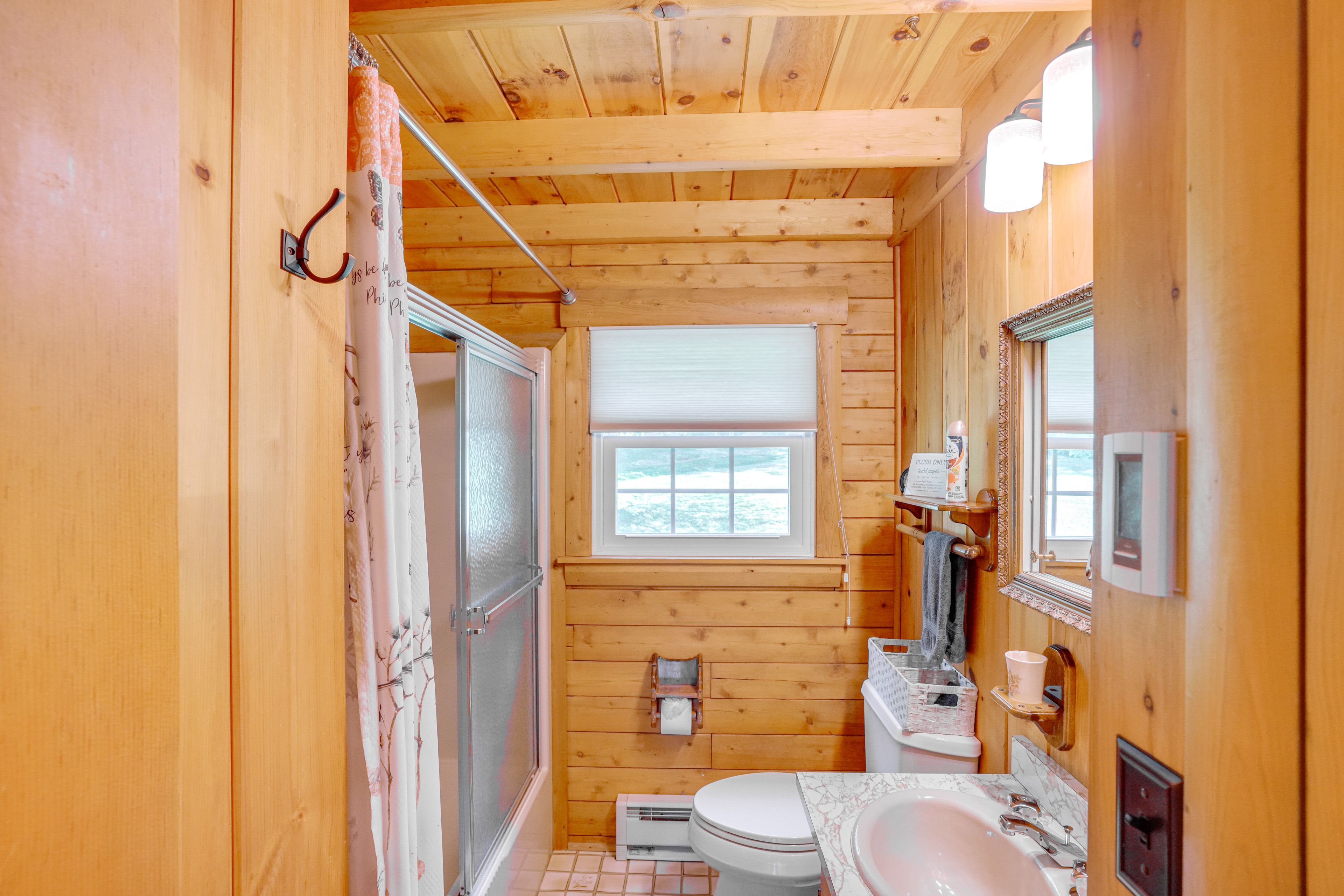 Full Bathroom | Towels Provided | Complimentary Toiletries | 1st Floor