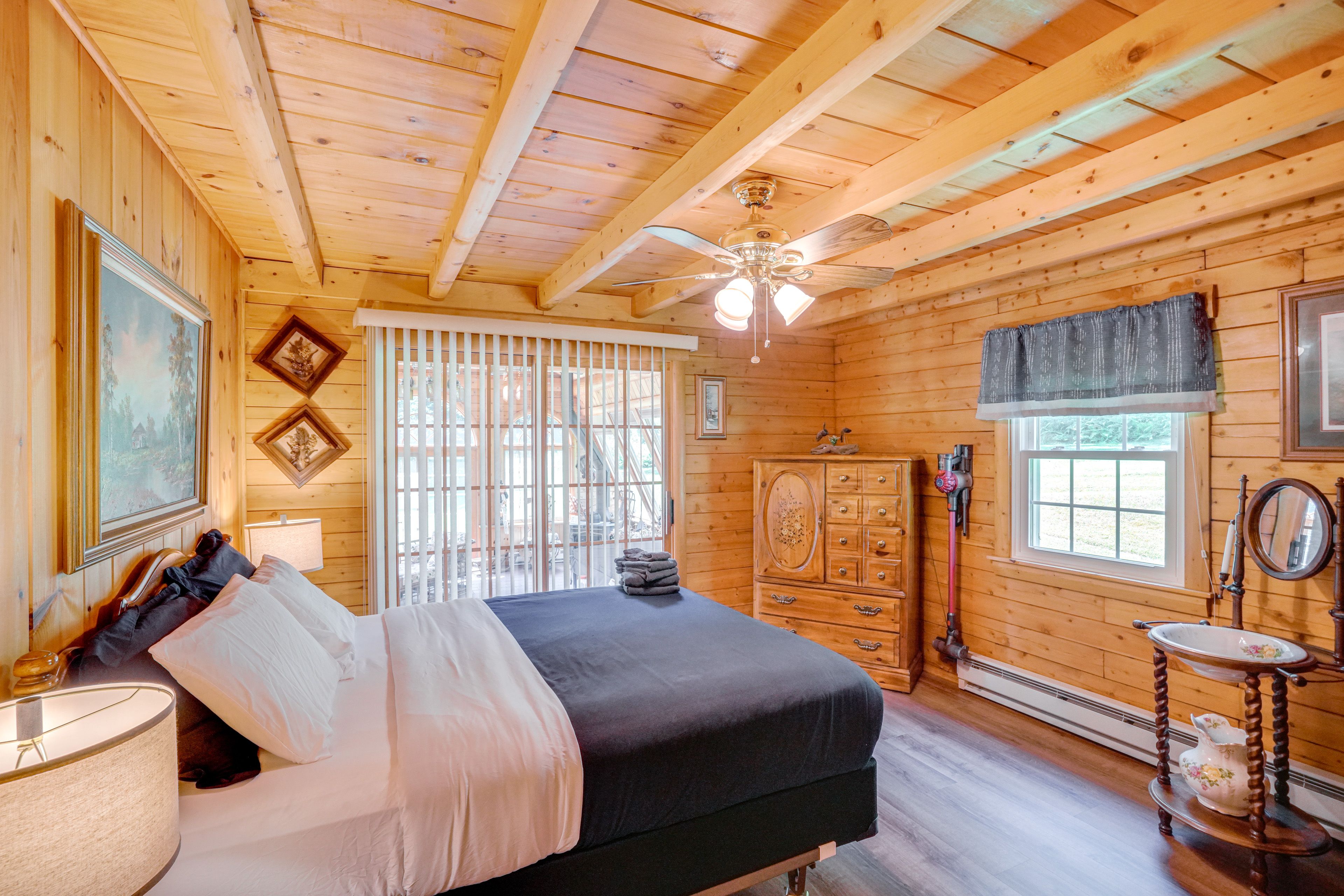 Bedroom 1 | Queen Bed | Linens Provided | 1st Floor