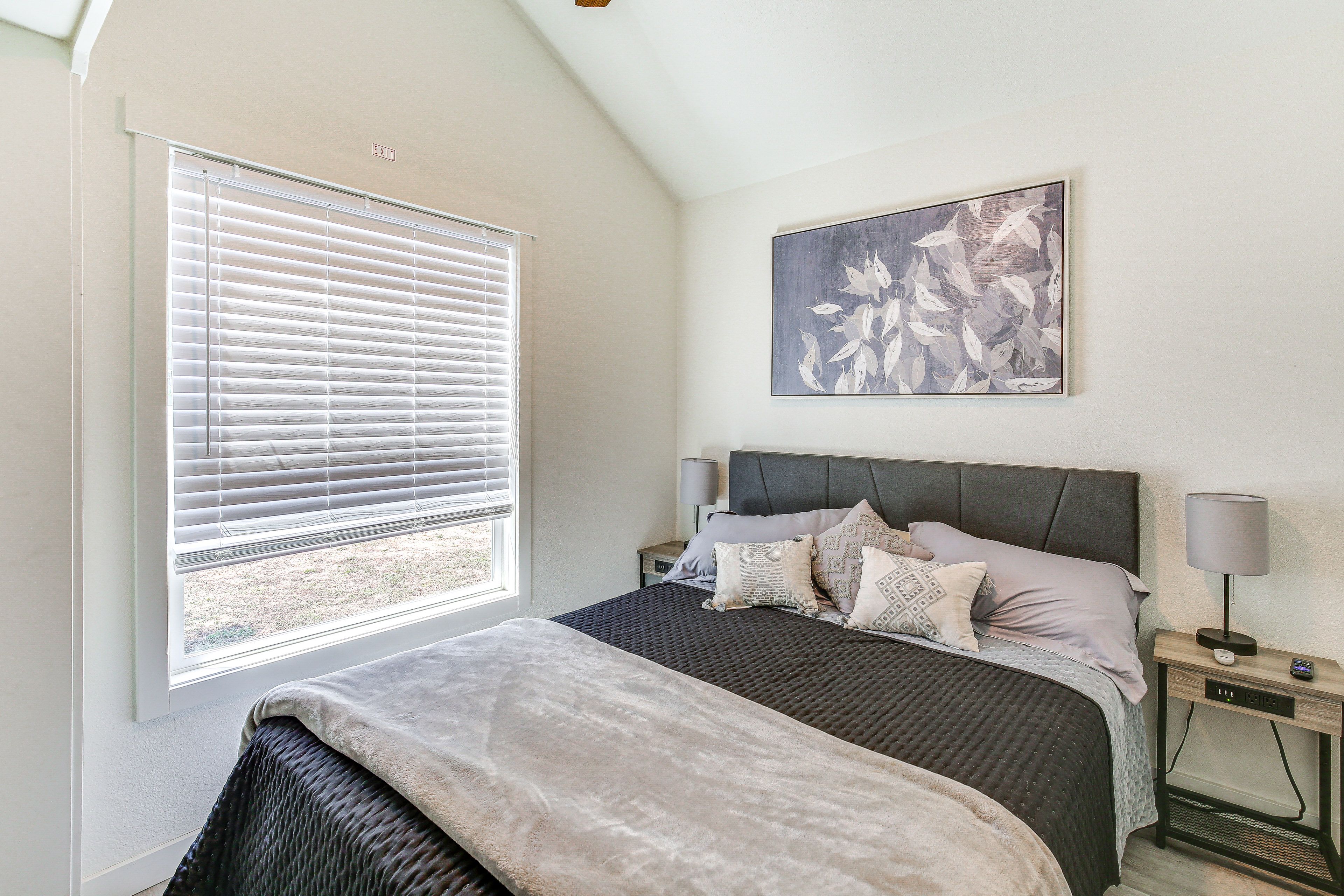 Bedroom | Queen Bed | 2 Twin Cots | Linens Provided