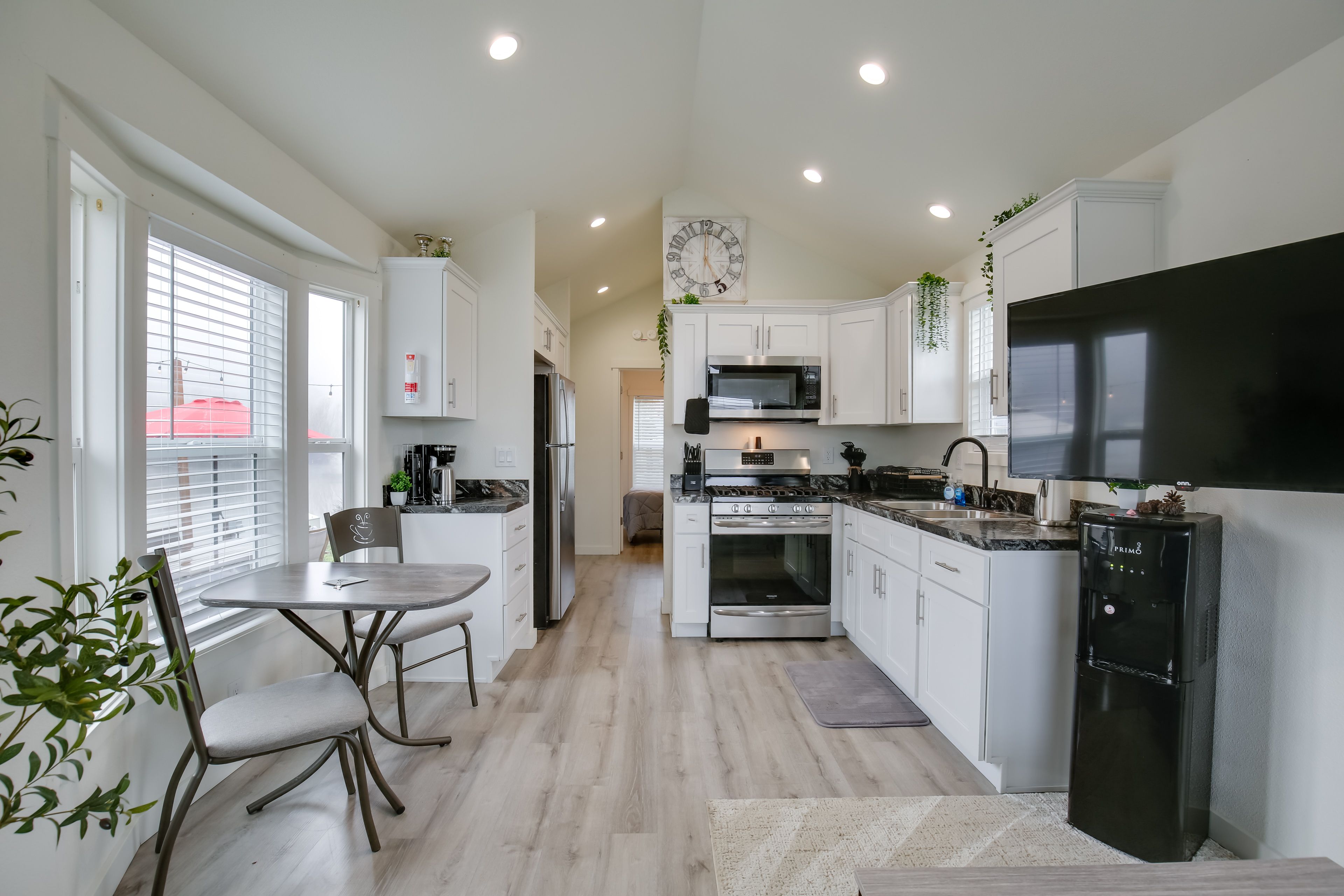 Dining Area | Dishes & Flatware Provided