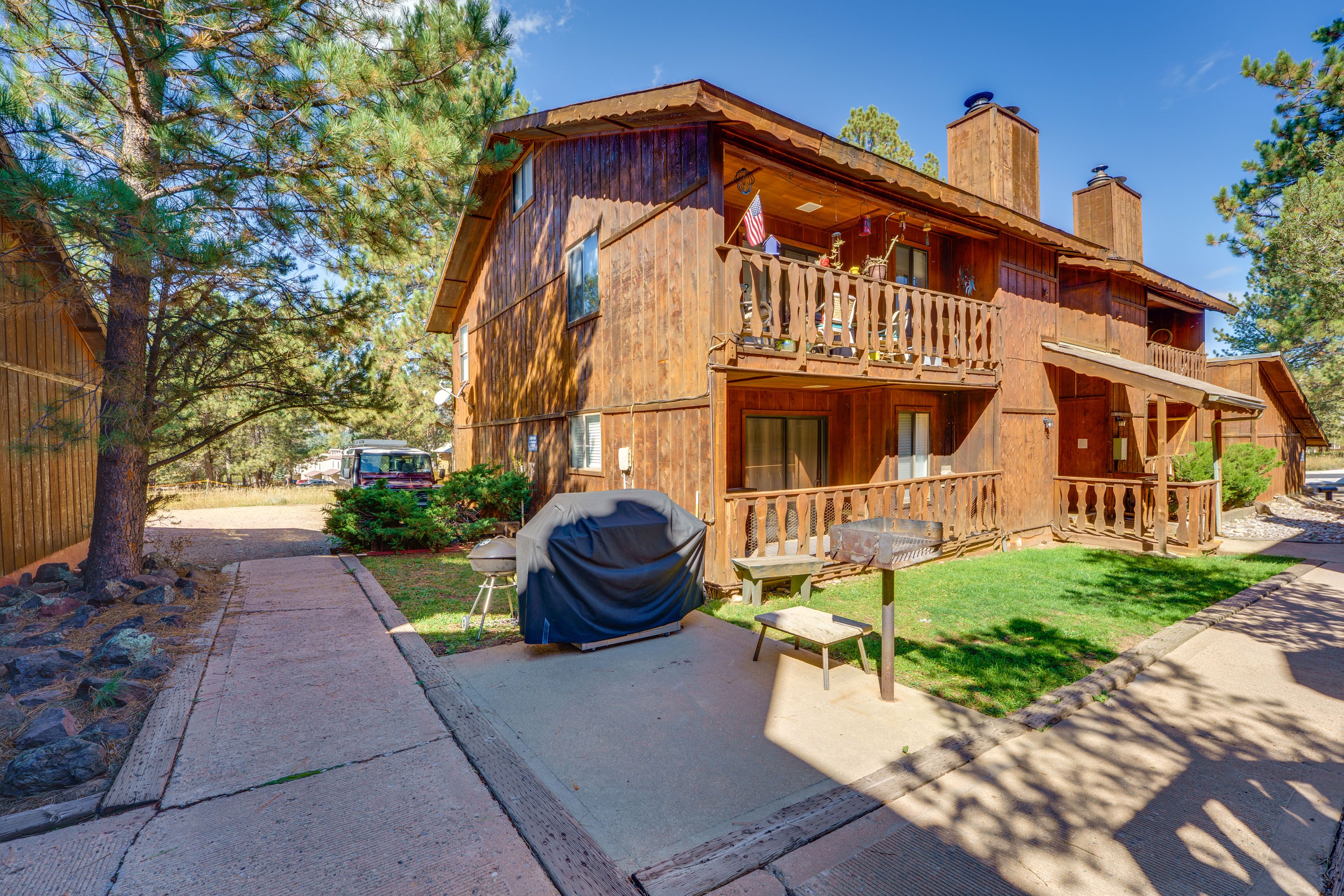 Community Patio | Gas Grill | Charcoal Grill