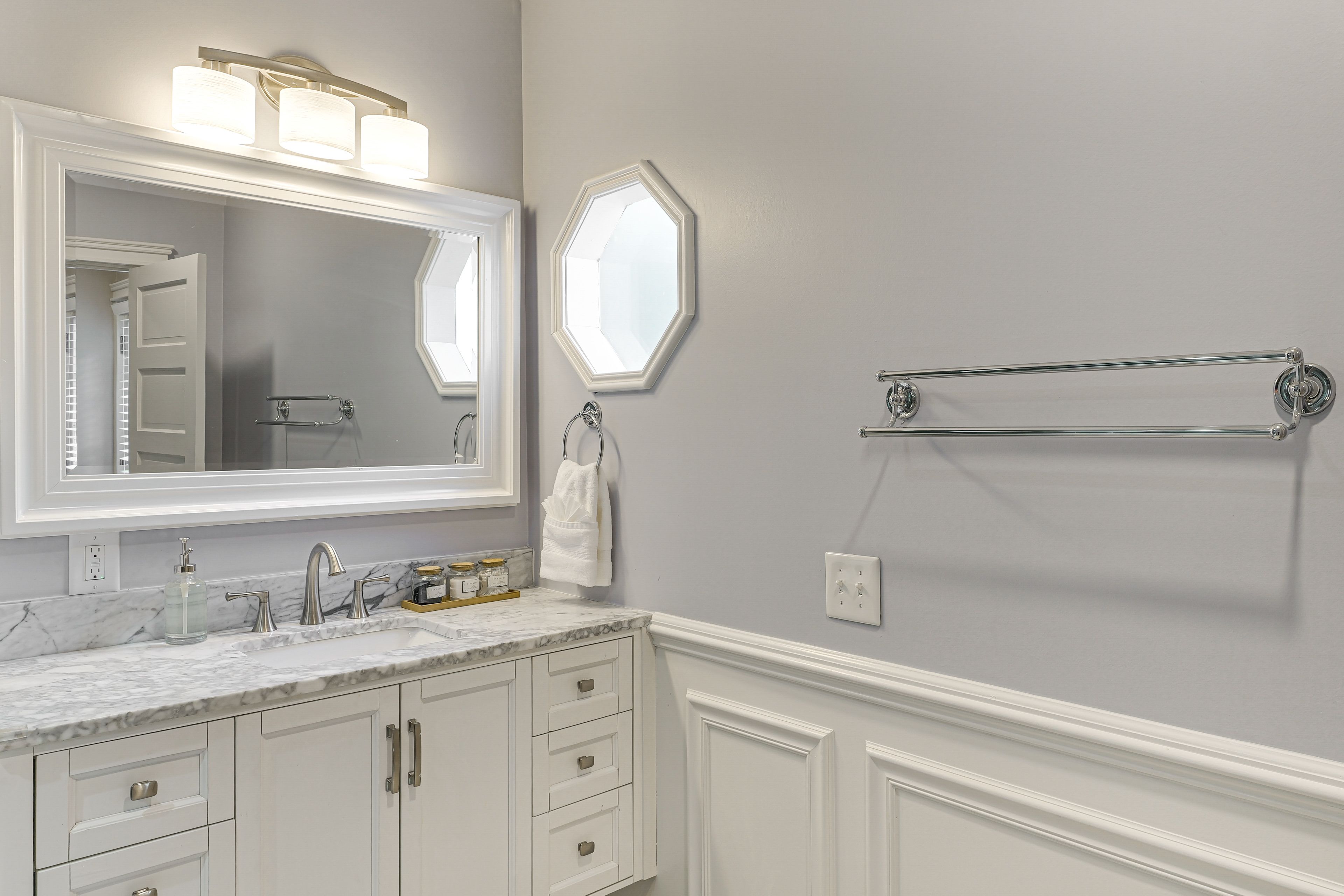 Full Bathroom | 1st Floor | Complimentary Toiletries | Towels Provided