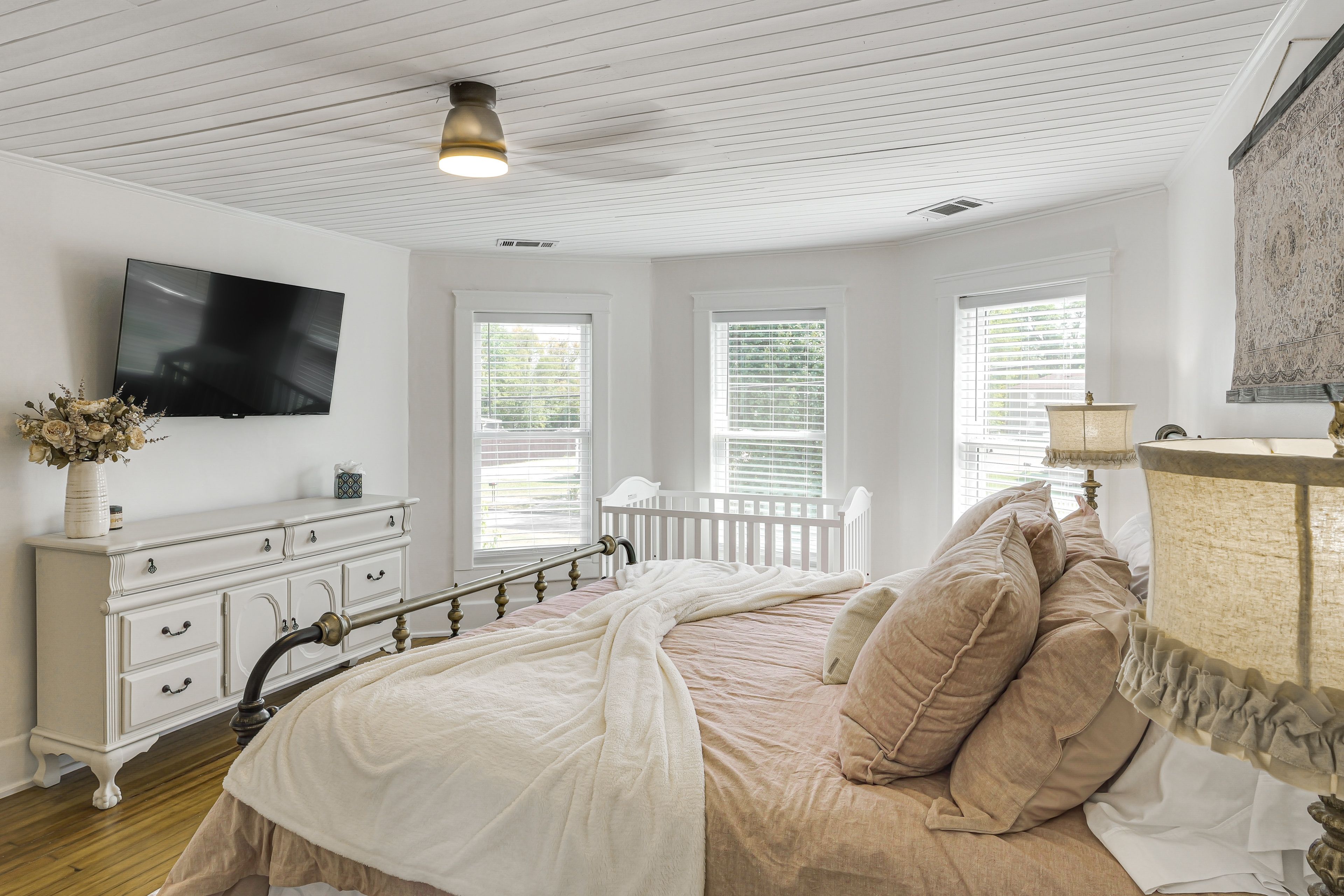 Bedroom 1 | 1st Floor | King Bed | Crib | Smart TV | En-Suite Bathroom