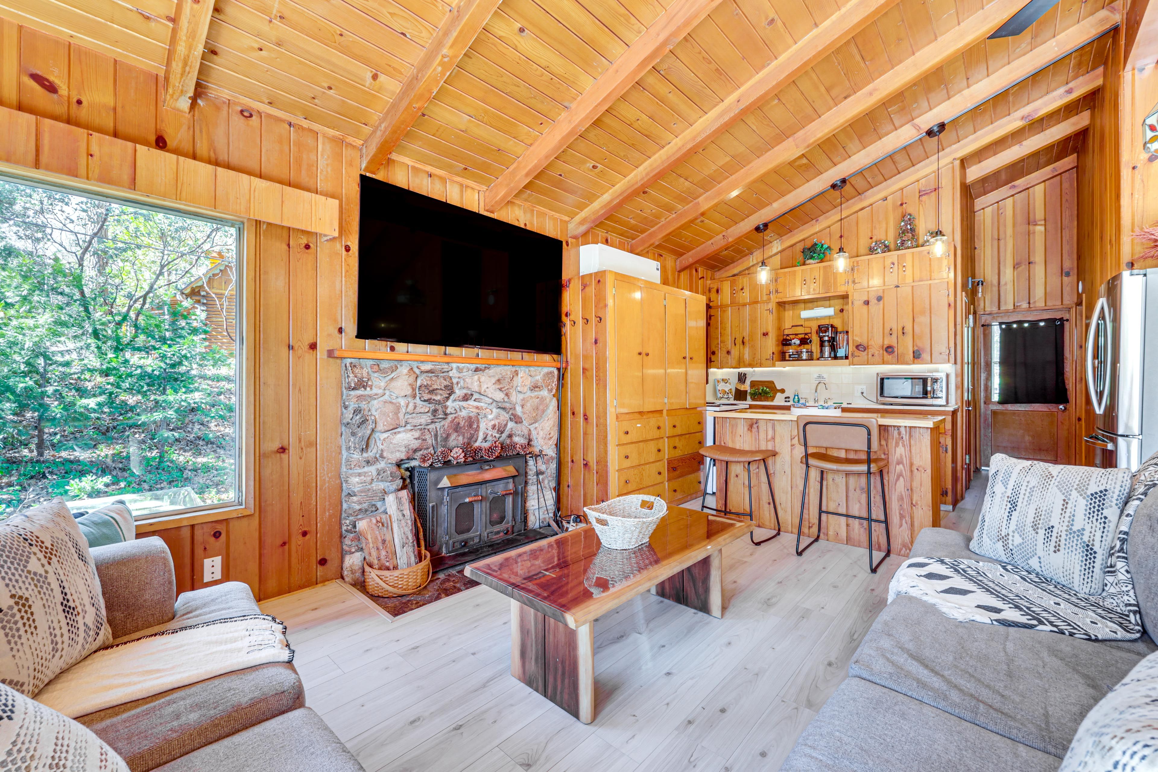 Oakhurst Vacation Rental | 2BR | 2BA | 1,114 Sq Ft | Stairs Required