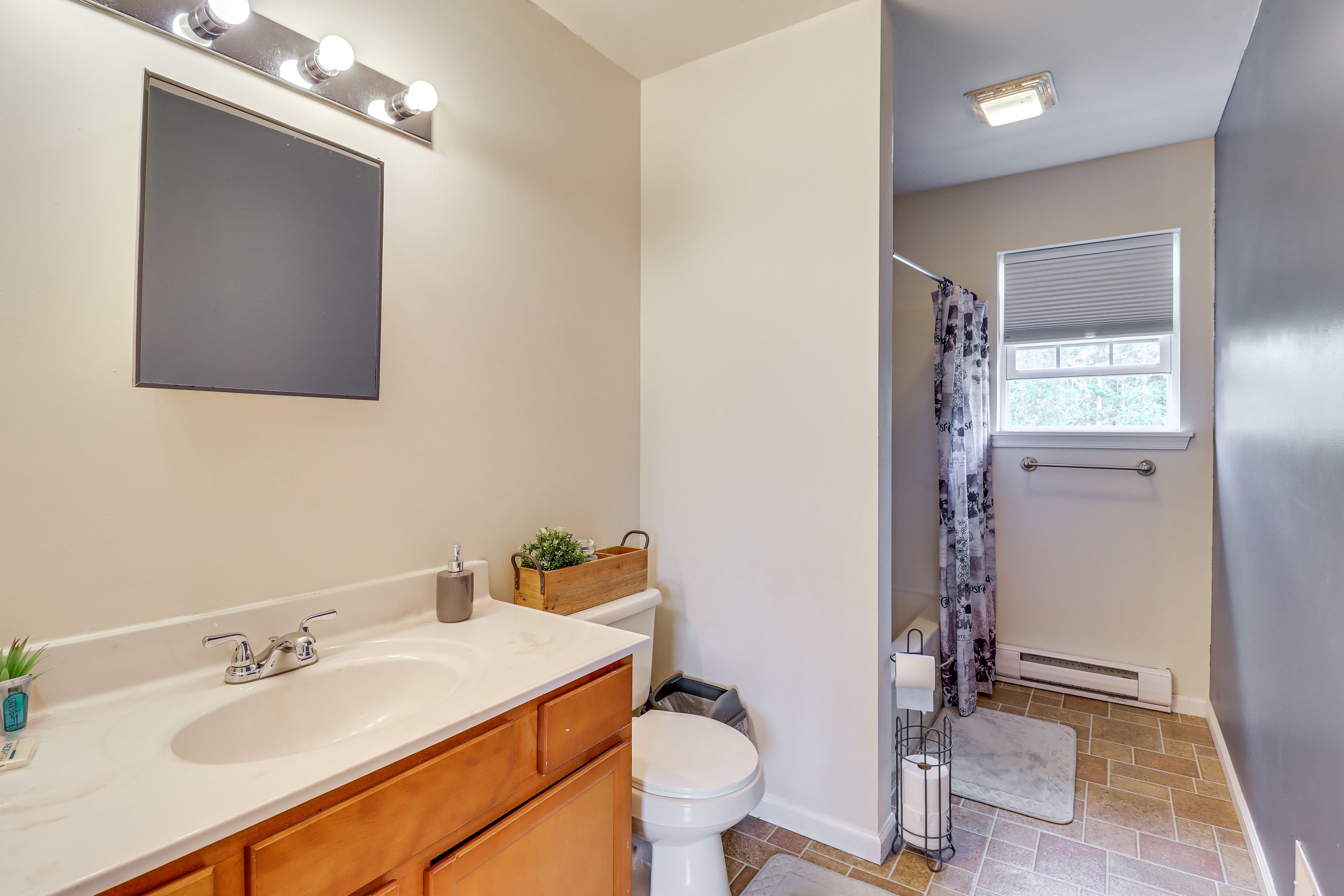 Full Bathroom | 2nd Floor | Complimentary Toiletries