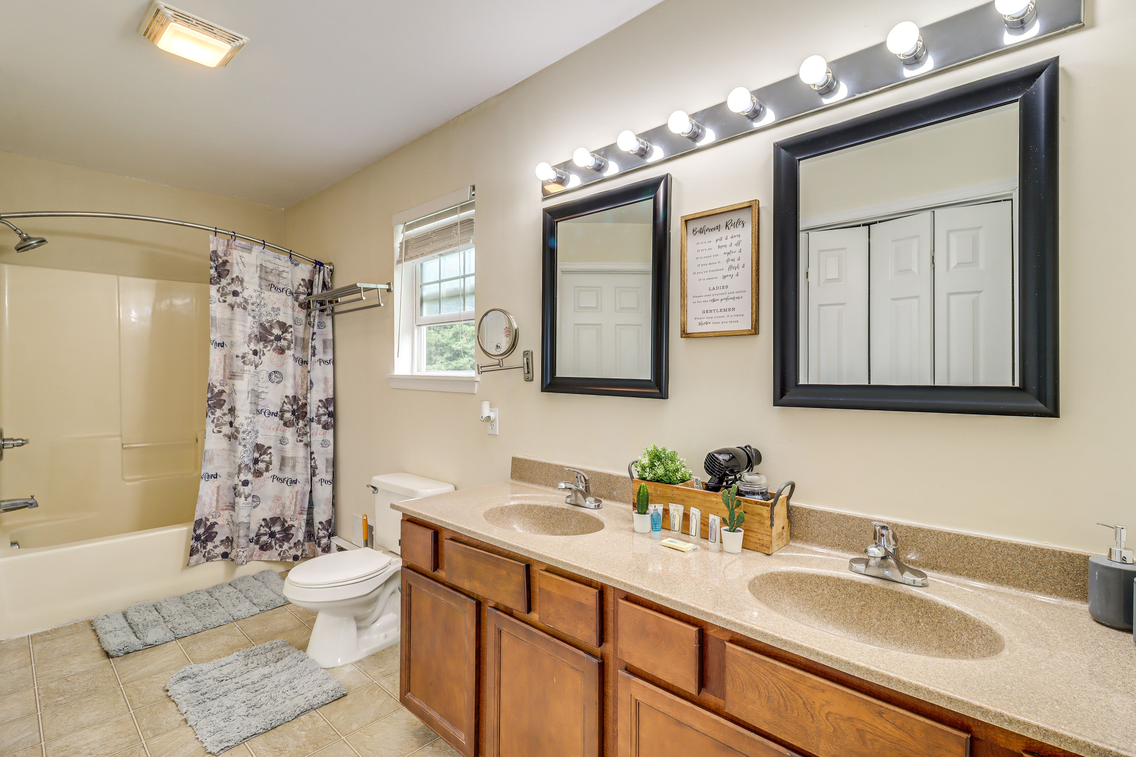 Full Bathroom | 1st Floor | Towels Provided