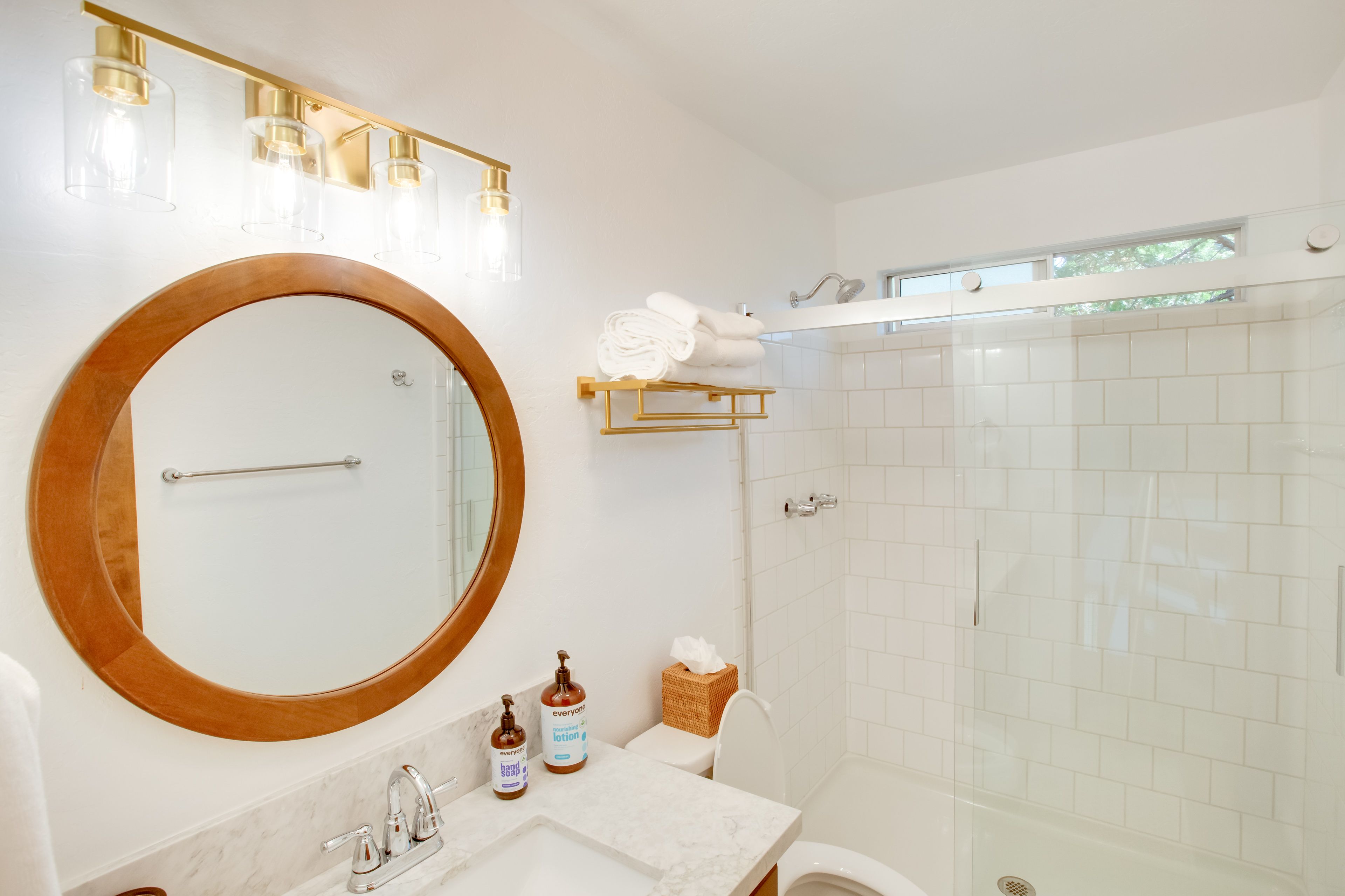 Full Bathroom | Complimentary Toiletries | Upper Level