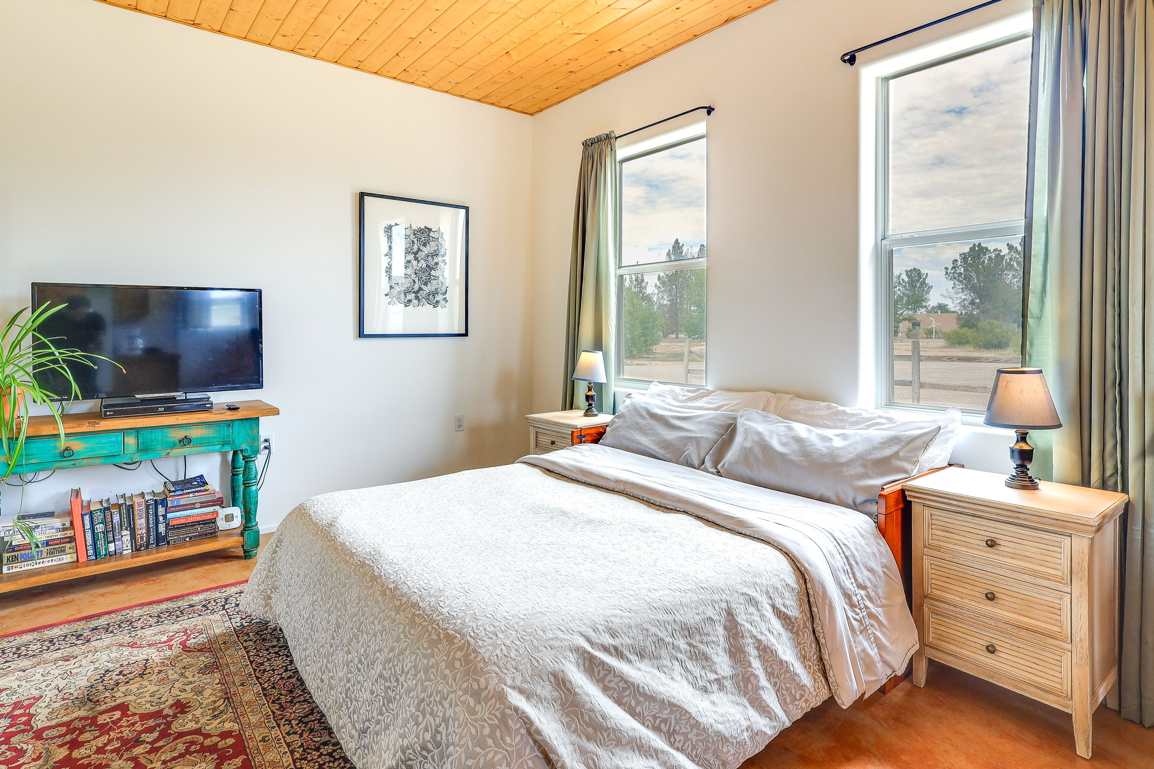 Studio | Queen Bed | Smart TV | Books