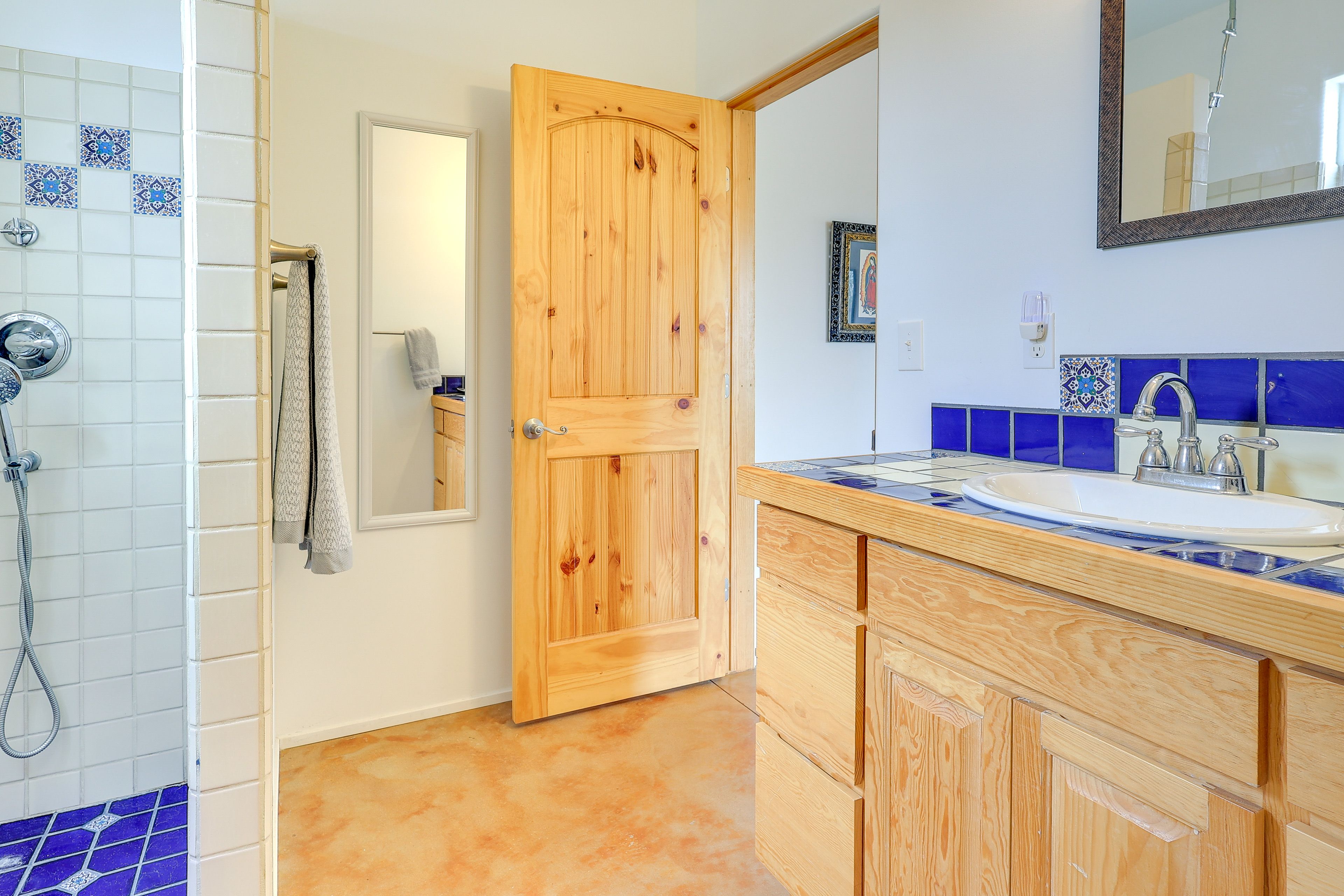 Full Bathroom | Towels Provided
