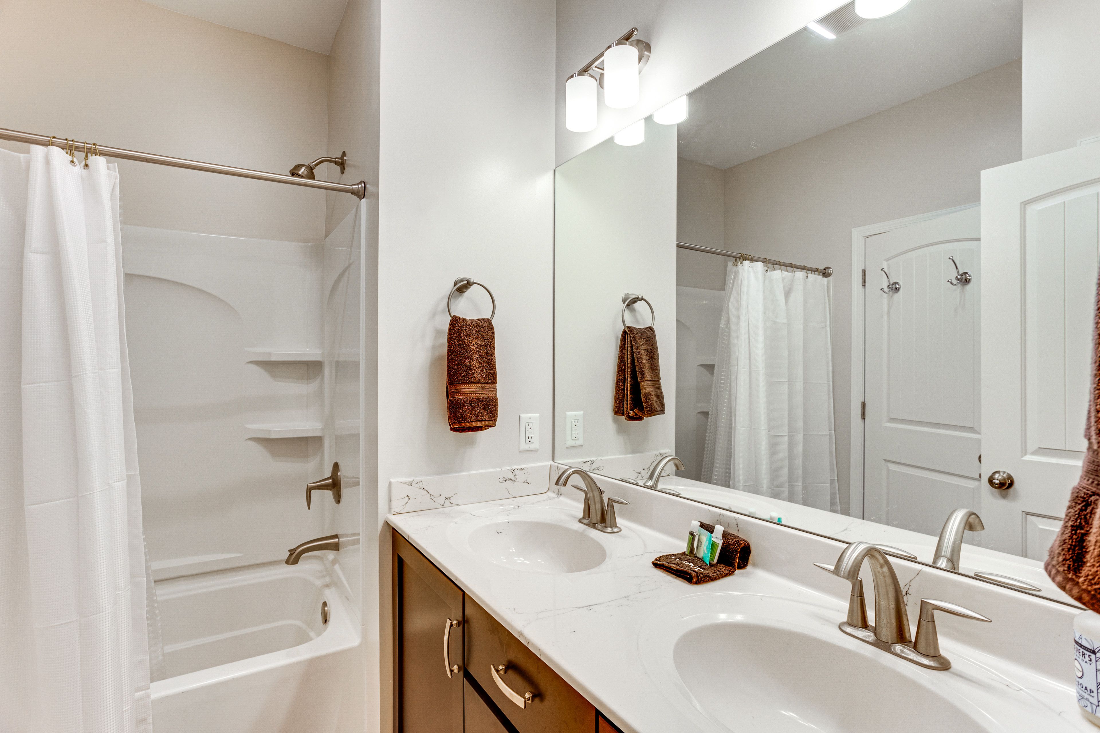 Full Bathroom | Complimentary Toiletries