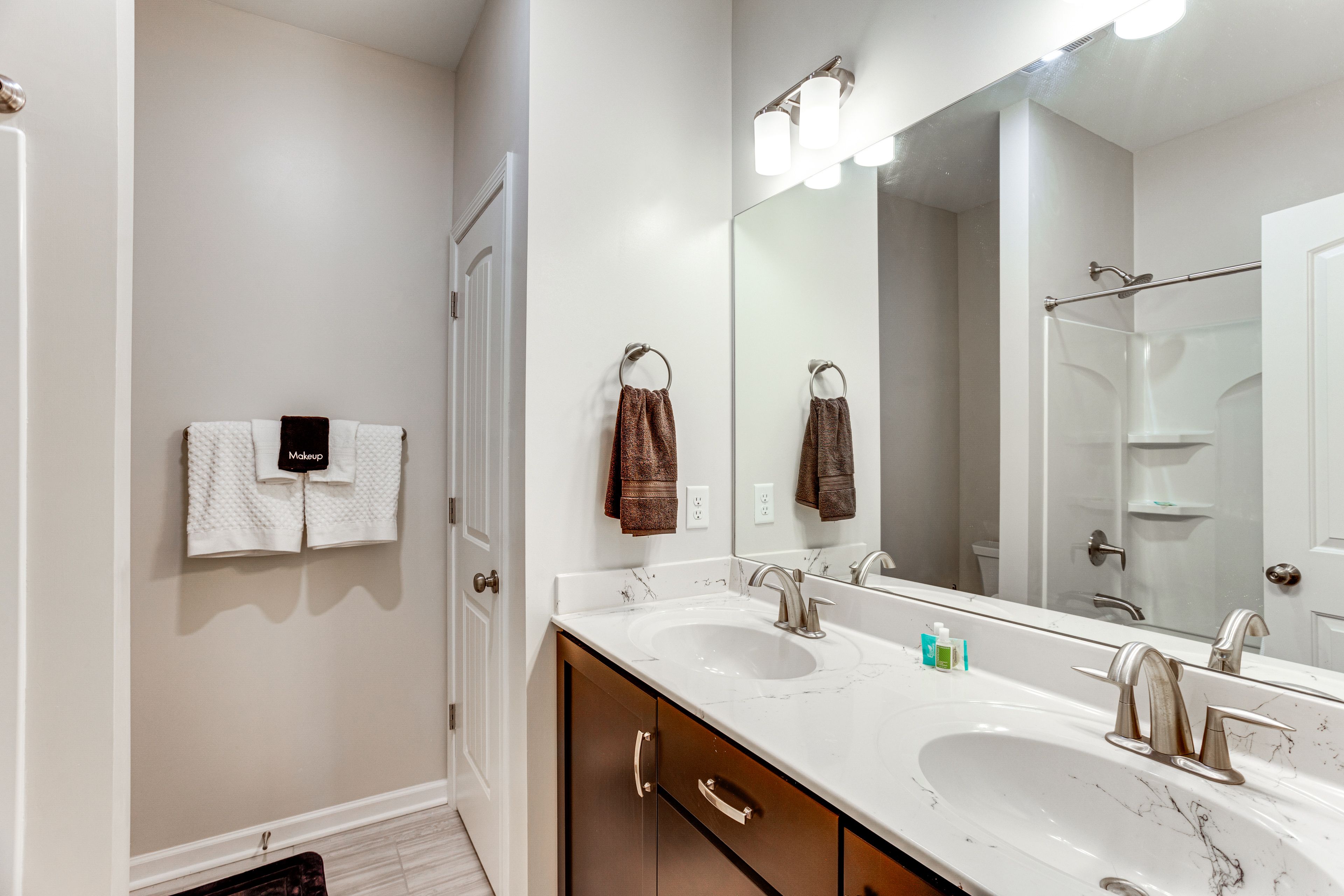 Full Bathroom | Towels Provided