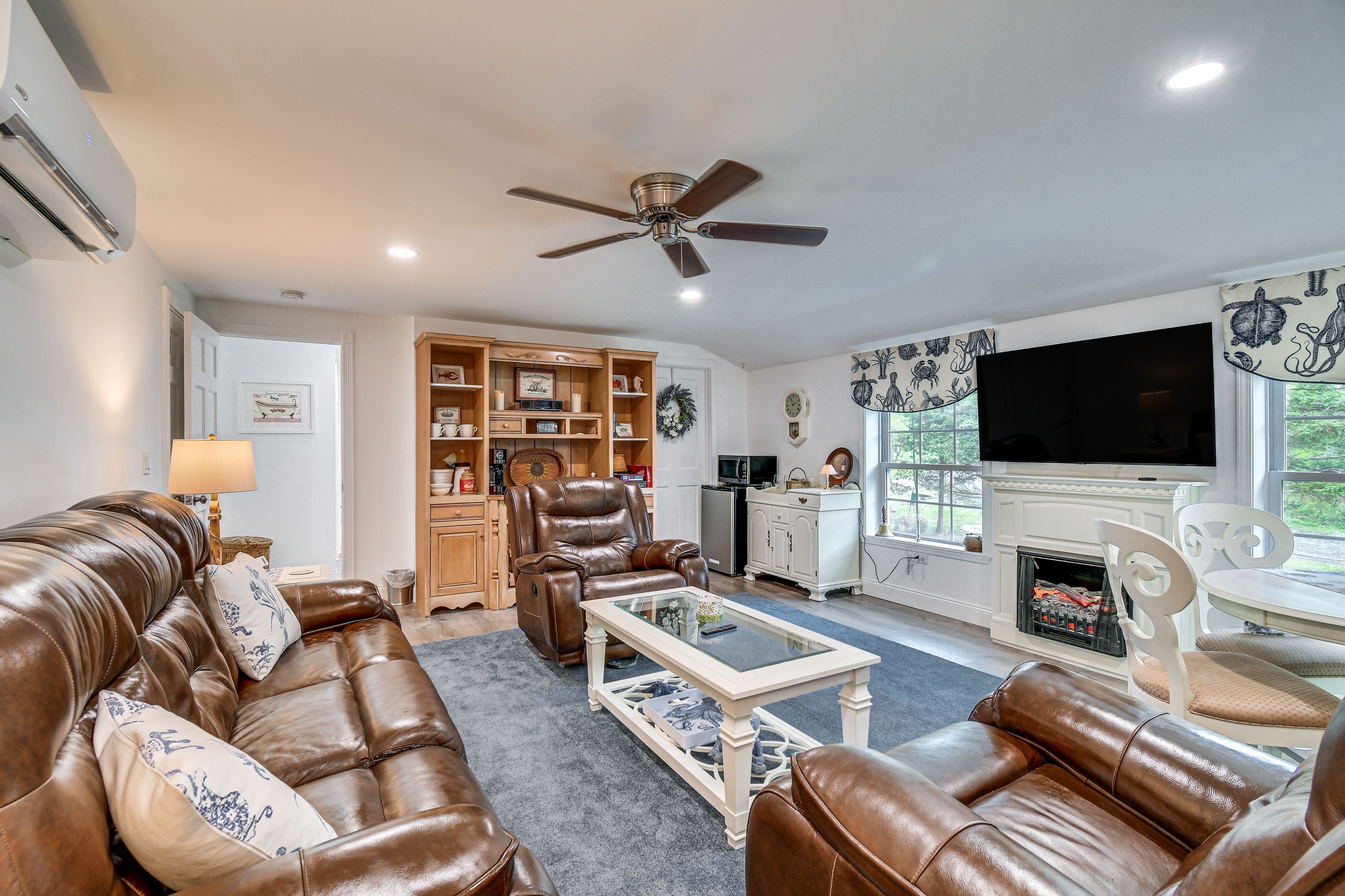 Family Room | 2nd Floor | Smart TV | Electric Fireplace | Bar | Board Games