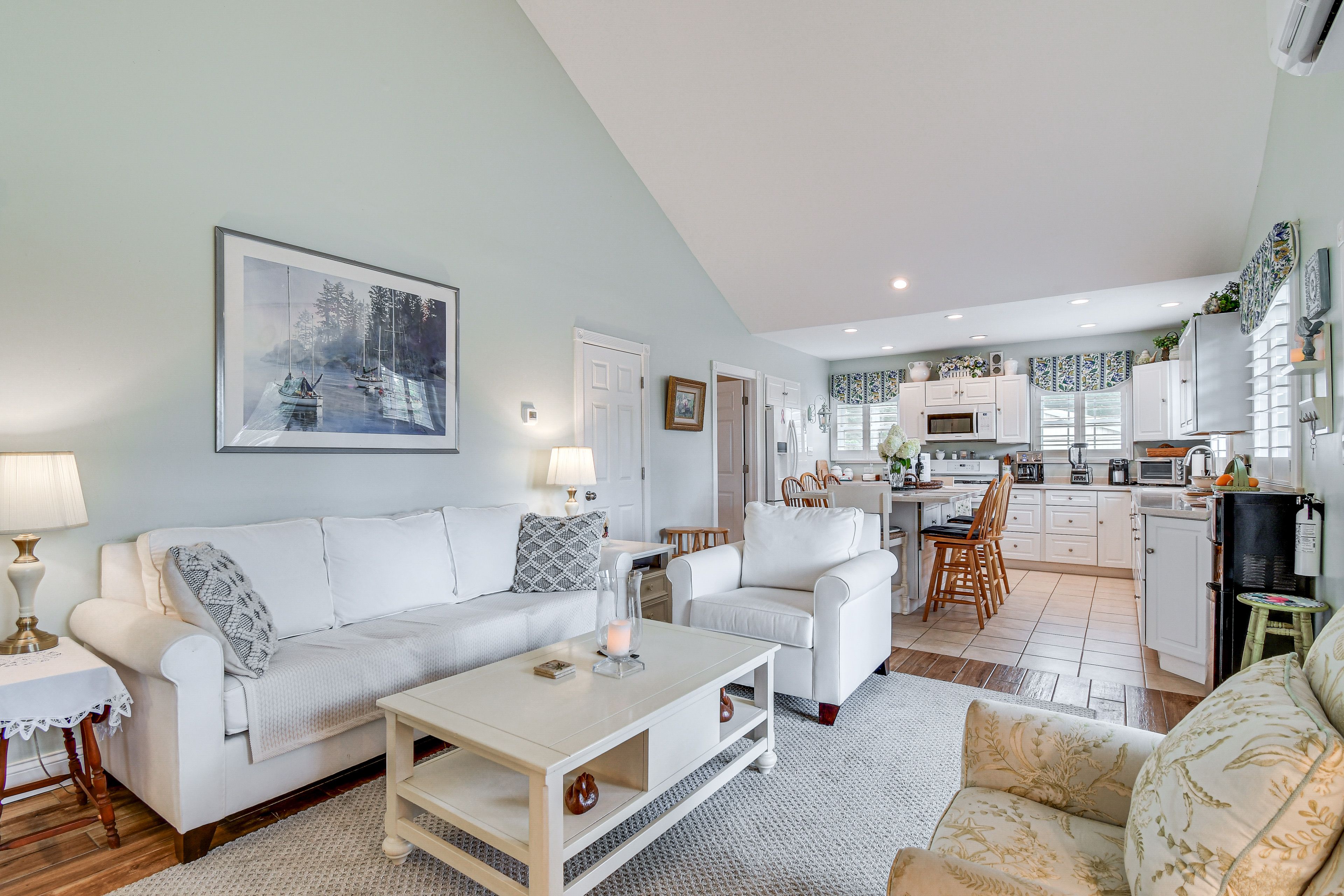 Living Room | 1st Floor | Smart TV | Free WiFi | Gas Fireplace