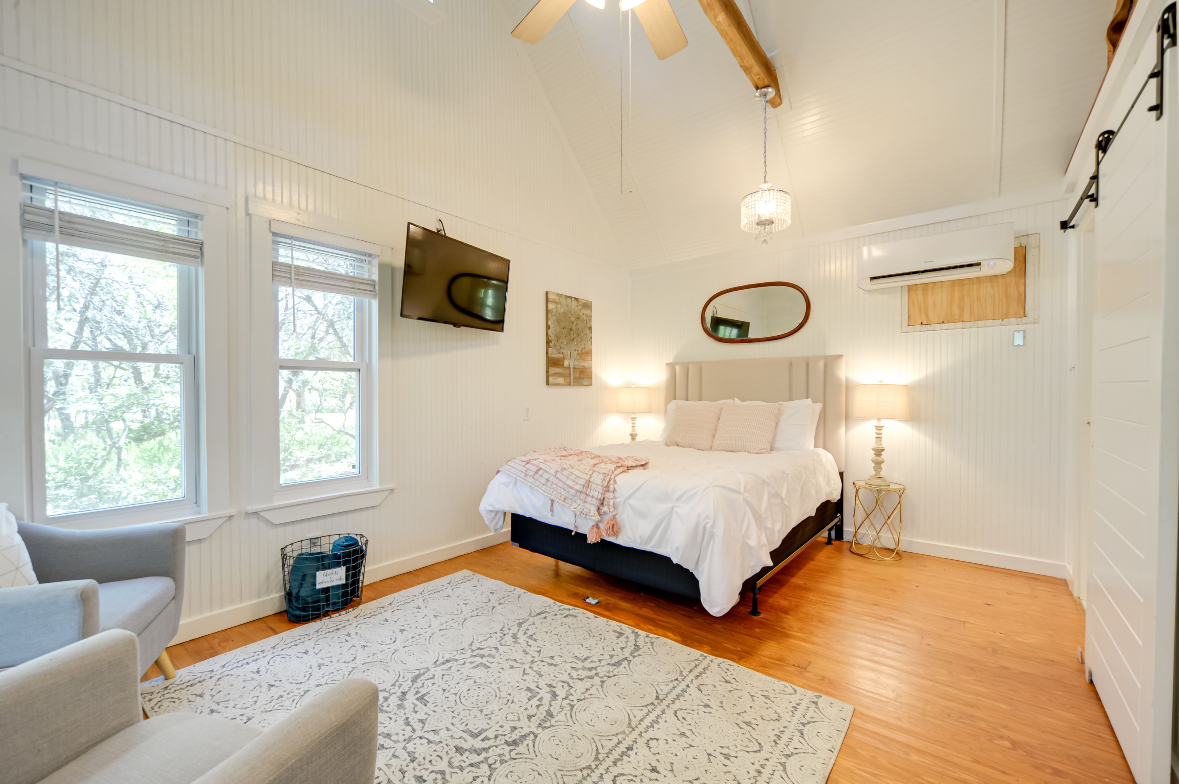 Studio | 1st Floor | Queen Bed | Free WiFi | Smart TV