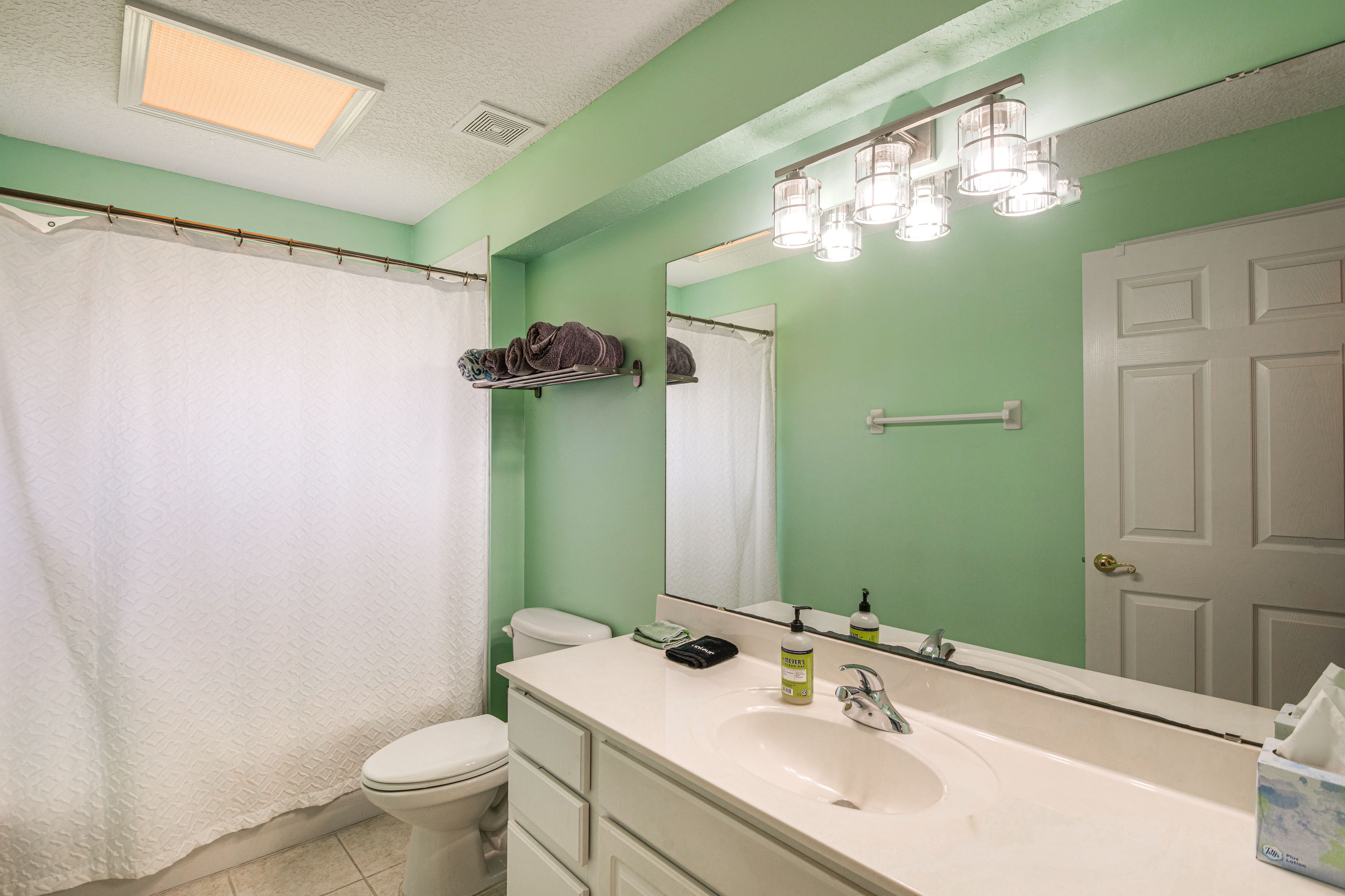 Full Bathroom | 1st Floor | Complimentary Toiletries