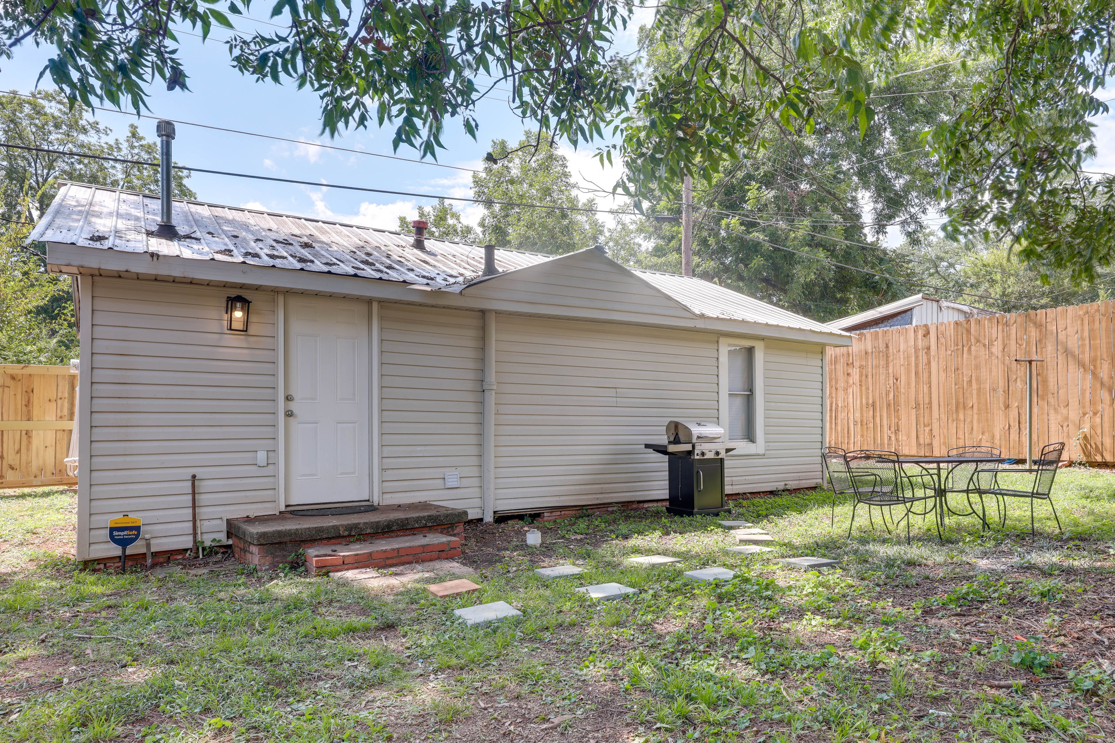 Outdoor Space | Gas Grill | Dining Set