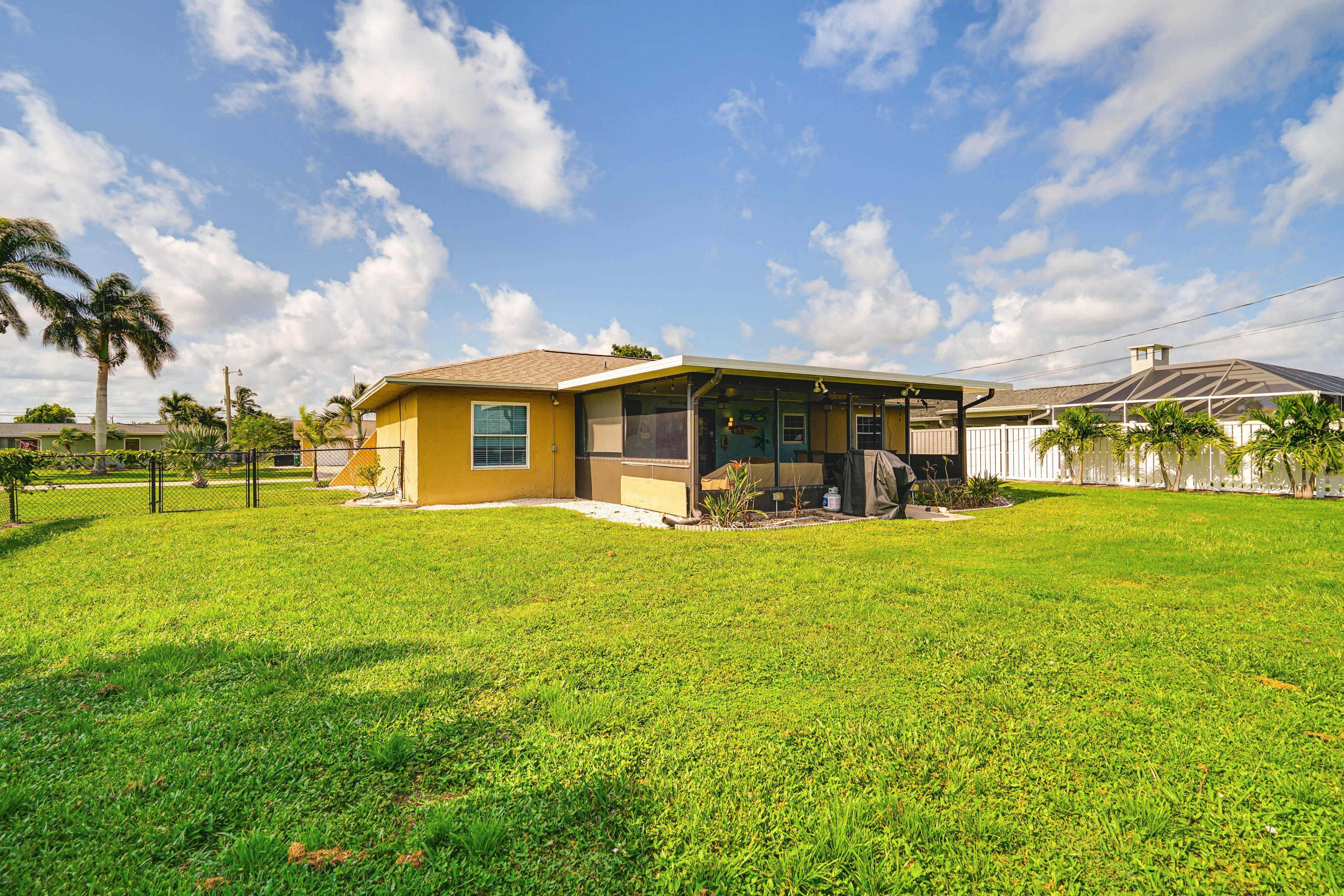 Fenced-In Backyard | 1 Mi to Caloosahatchee River