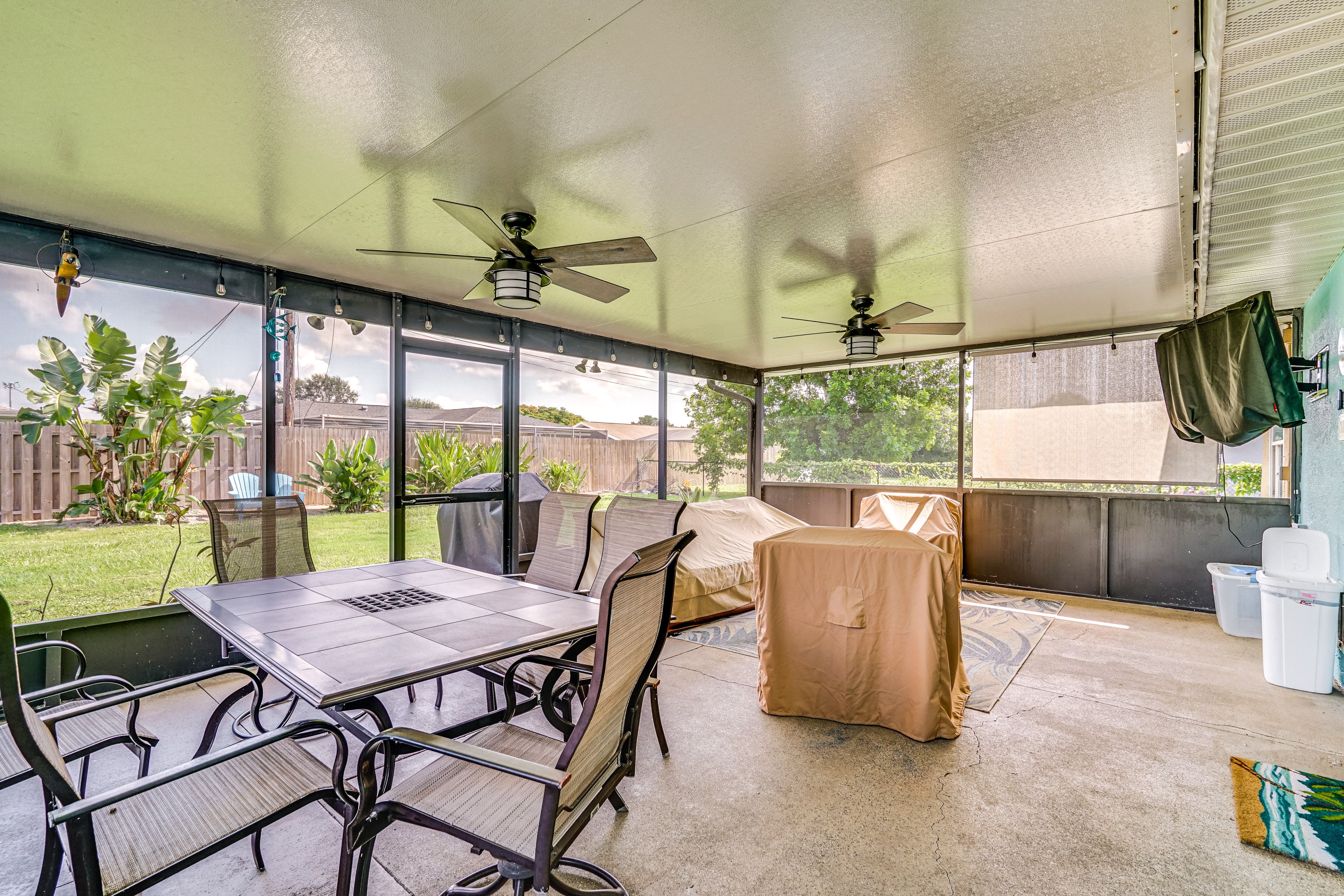 Screened-In Lanai | Dining Space | Lounge Area | Smart TV