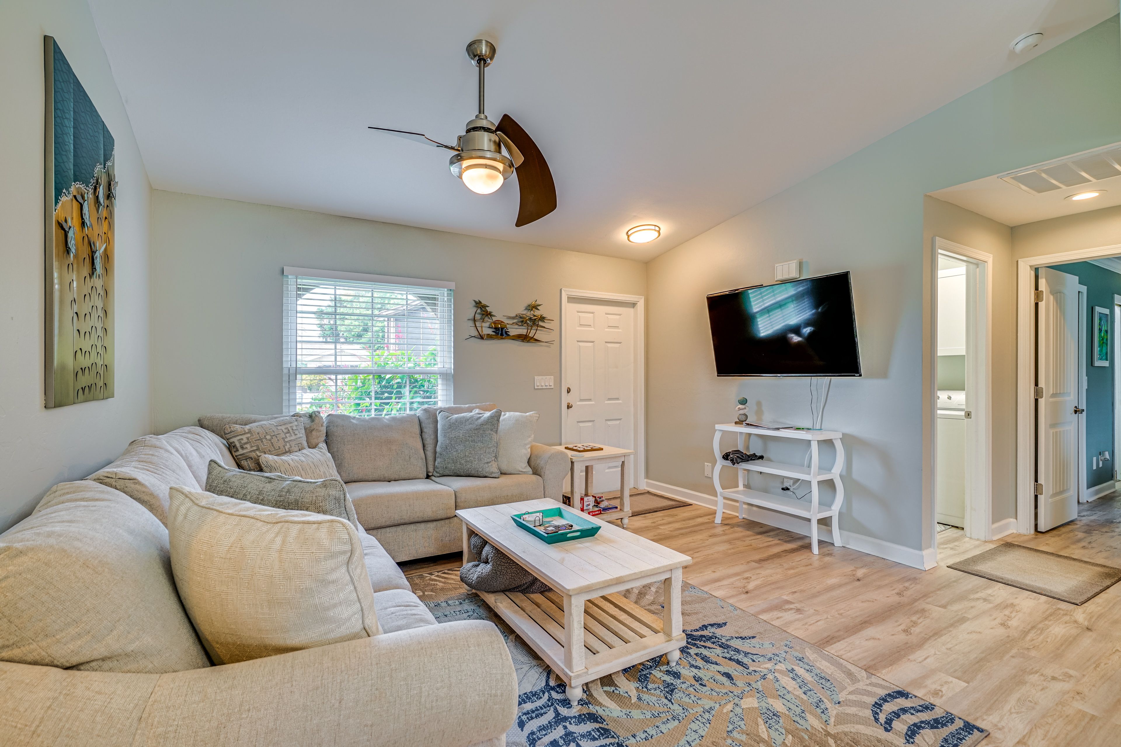 Living Room | Smart TV | Board Games