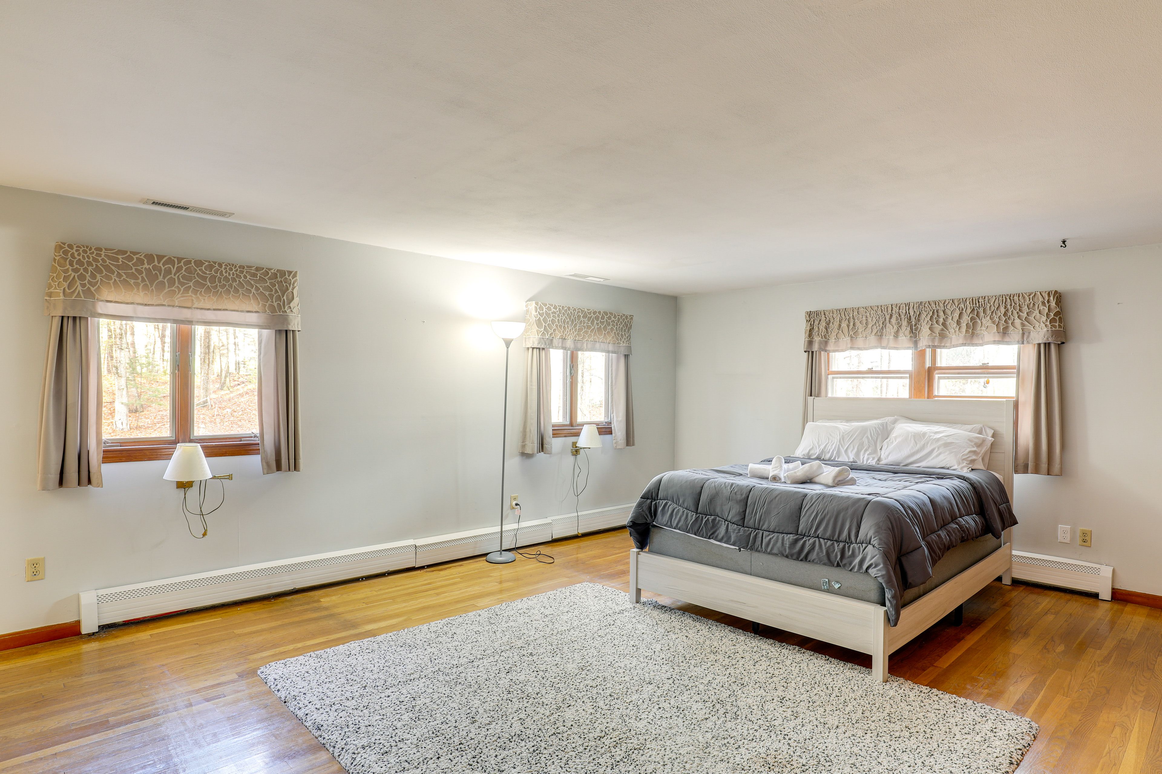 Bedroom 1 | Queen Bed | 1st Floor