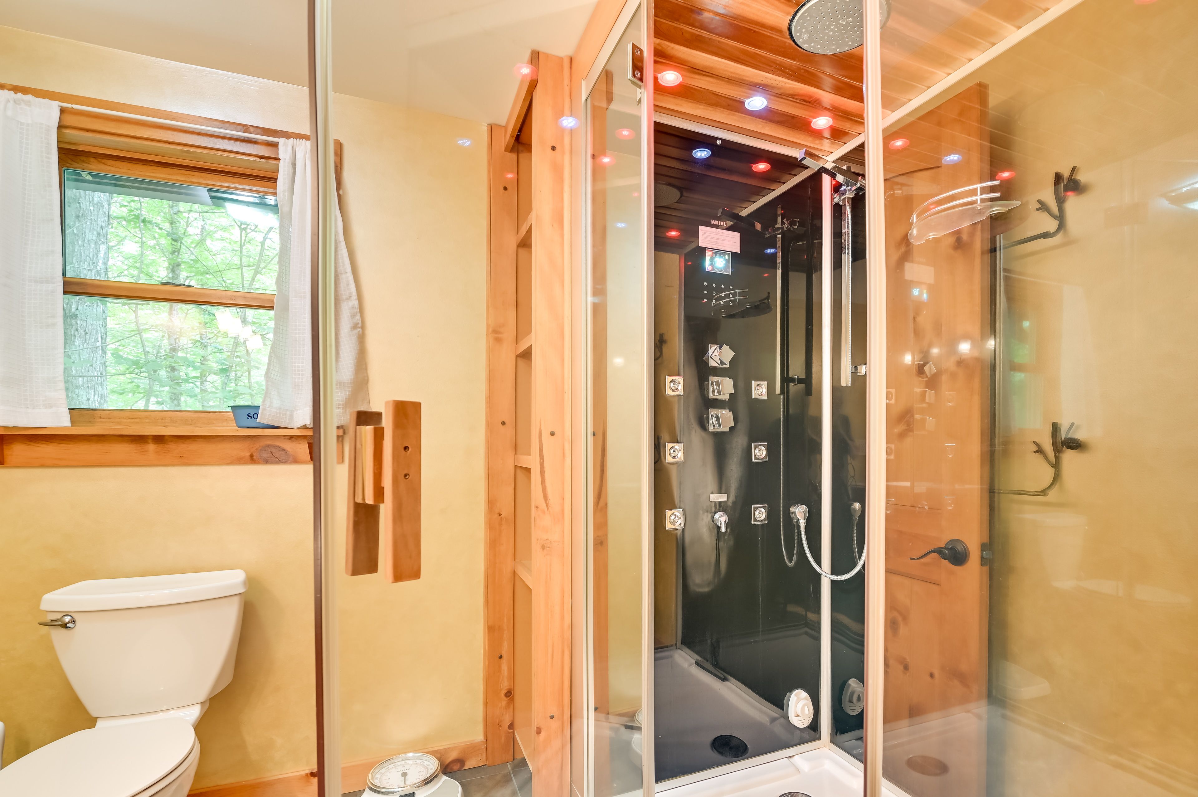 Full Bathroom | Towels Provided | 1st Floor