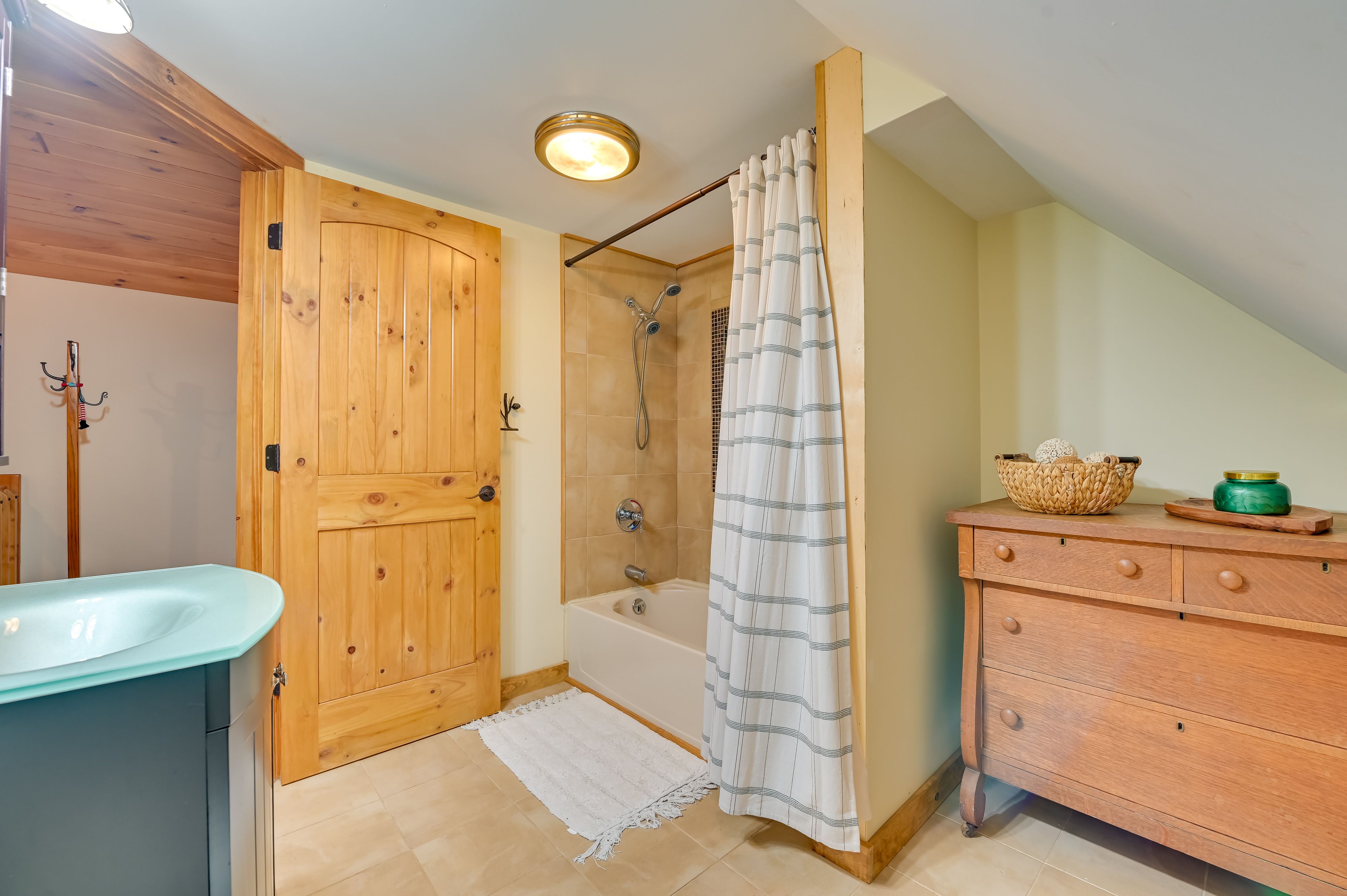 Full Bathroom | 2nd Floor