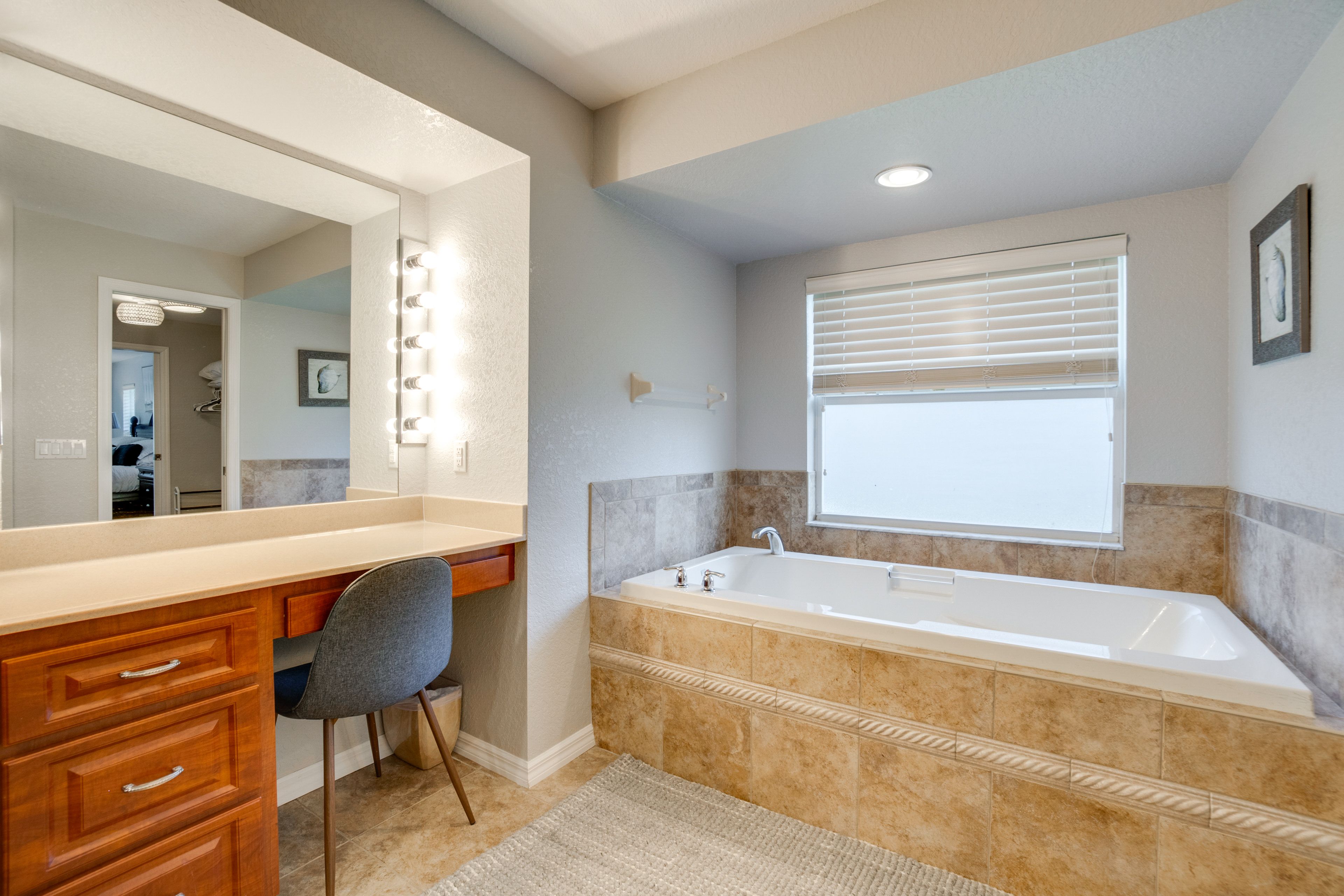 Full Bathroom | Hair Dryer | Grab Rail