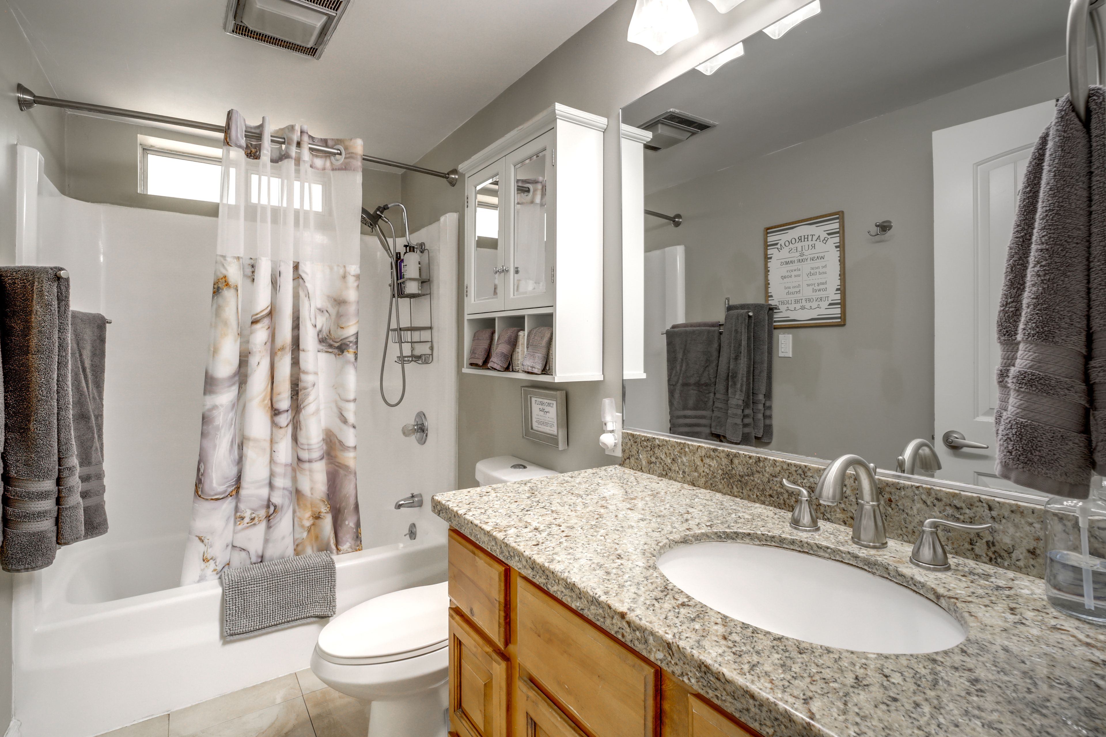 Full Bathroom | Complimentary Toiletries | 1st Floor